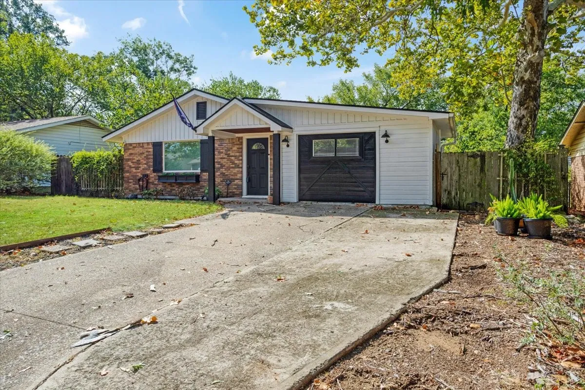 Single Family Residence For Rent in Grayson County , 2532 Steven Drive, Denison, Texas 75020, 3 Bedroom, 1 Bathroom, Garage spaces, 1,239 Sqft, built in 1962, mls#21373898, Real Estate Agent in Denison, Homes For Rent in Grayson county, Homes For Rent in Denison, Realtor in Denison Texas, Real Estate Brokerage Independent Realty Texas, Luminita Cordes Realtor