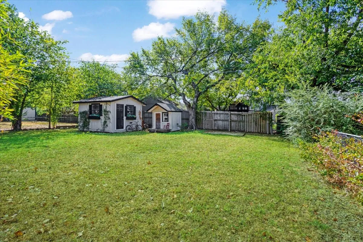 Single Family Residence For Rent in Grayson County , 2532 Steven Drive, Denison, Texas 75020, 3 Bedroom, 1 Bathroom, Garage spaces, 1,239 Sqft, built in 1962, mls#21373898, Real Estate Agent in Denison, Homes For Rent in Grayson county, Homes For Rent in Denison, Realtor in Denison Texas, Real Estate Brokerage Independent Realty Texas, Luminita Cordes Realtor