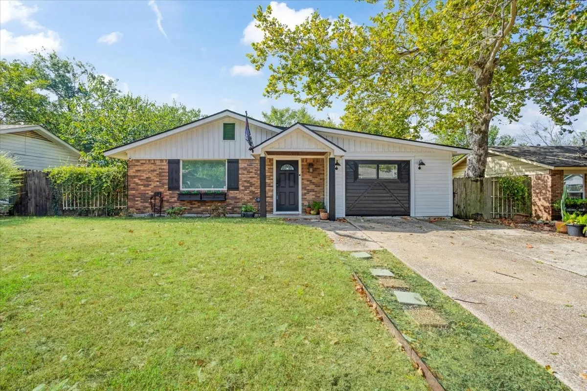 Single Family Residence For Rent in Grayson County , 2532 Steven Drive, Denison, Texas 75020, 3 Bedroom, 1 Bathroom, Garage spaces, 1,239 Sqft, built in 1962, mls#21373898, Real Estate Agent in Denison, Homes For Rent in Grayson county, Homes For Rent in Denison, Realtor in Denison Texas, Real Estate Brokerage Independent Realty Texas, Luminita Cordes Realtor