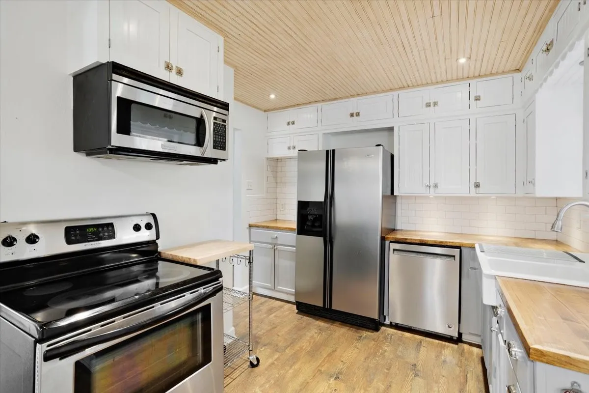 Single Family Residence For Rent in Grayson County , 2532 Steven Drive, Denison, Texas 75020, 3 Bedroom, 1 Bathroom, Garage spaces, 1,239 Sqft, built in 1962, mls#21373898, Real Estate Agent in Denison, Homes For Rent in Grayson county, Homes For Rent in Denison, Realtor in Denison Texas, Real Estate Brokerage Independent Realty Texas, Luminita Cordes Realtor
