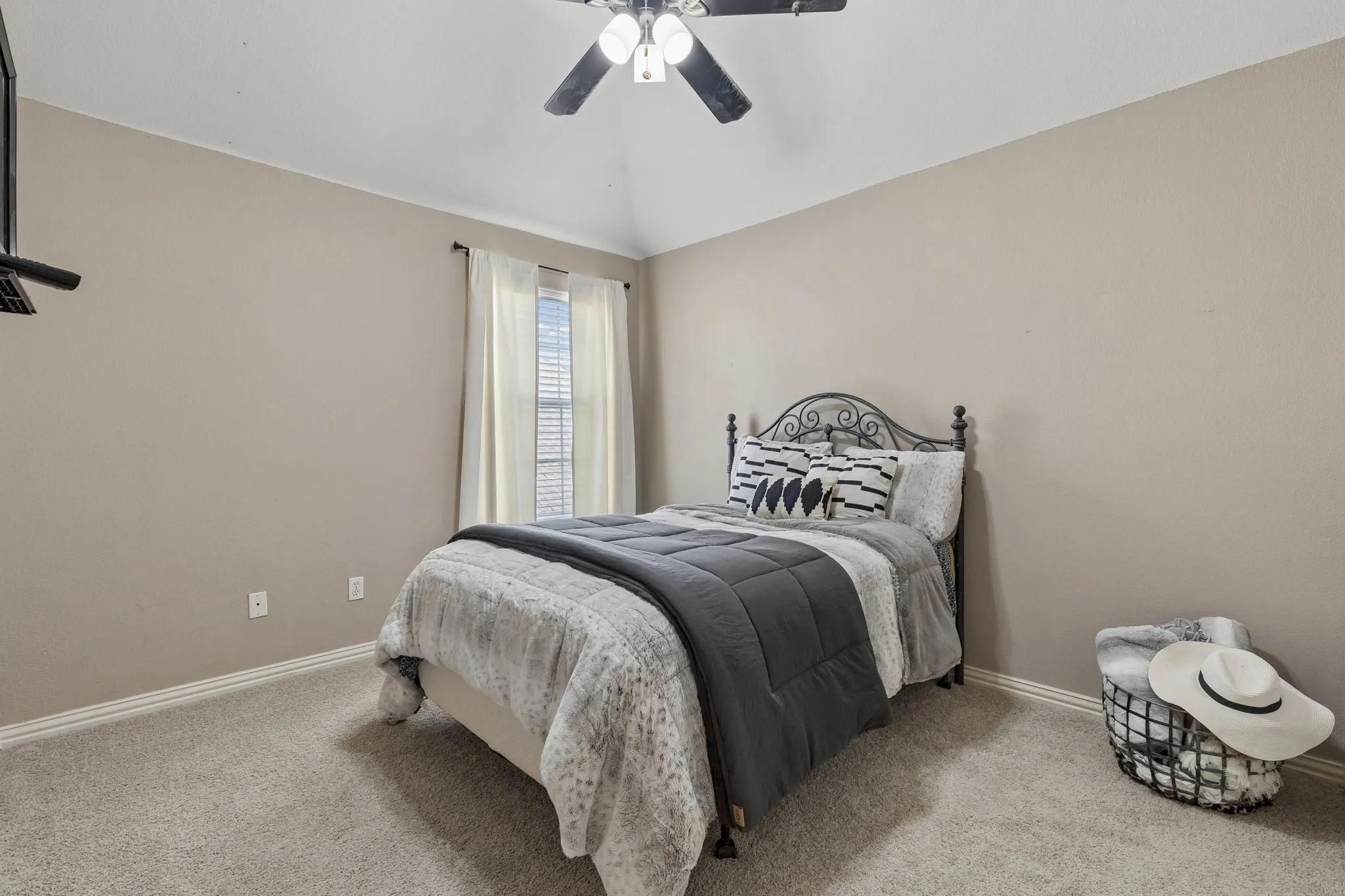 Single Family Residence For Sale in Collin County , 3009 Hemlock Lane, Mc Kinney, Texas 75070, 4 Bedroom, 3 Bathroom, 2 Garage spaces, 2,607 Sqft, built in 2000, mls#21380209, Real Estate Agent in Mc Kinney, Homes For Sale in Collin county, Homes For Sale in Mc Kinney, Realtor in Mc Kinney Texas, Real Estate Brokerage Independent Realty Texas, Luminita Cordes Realtor