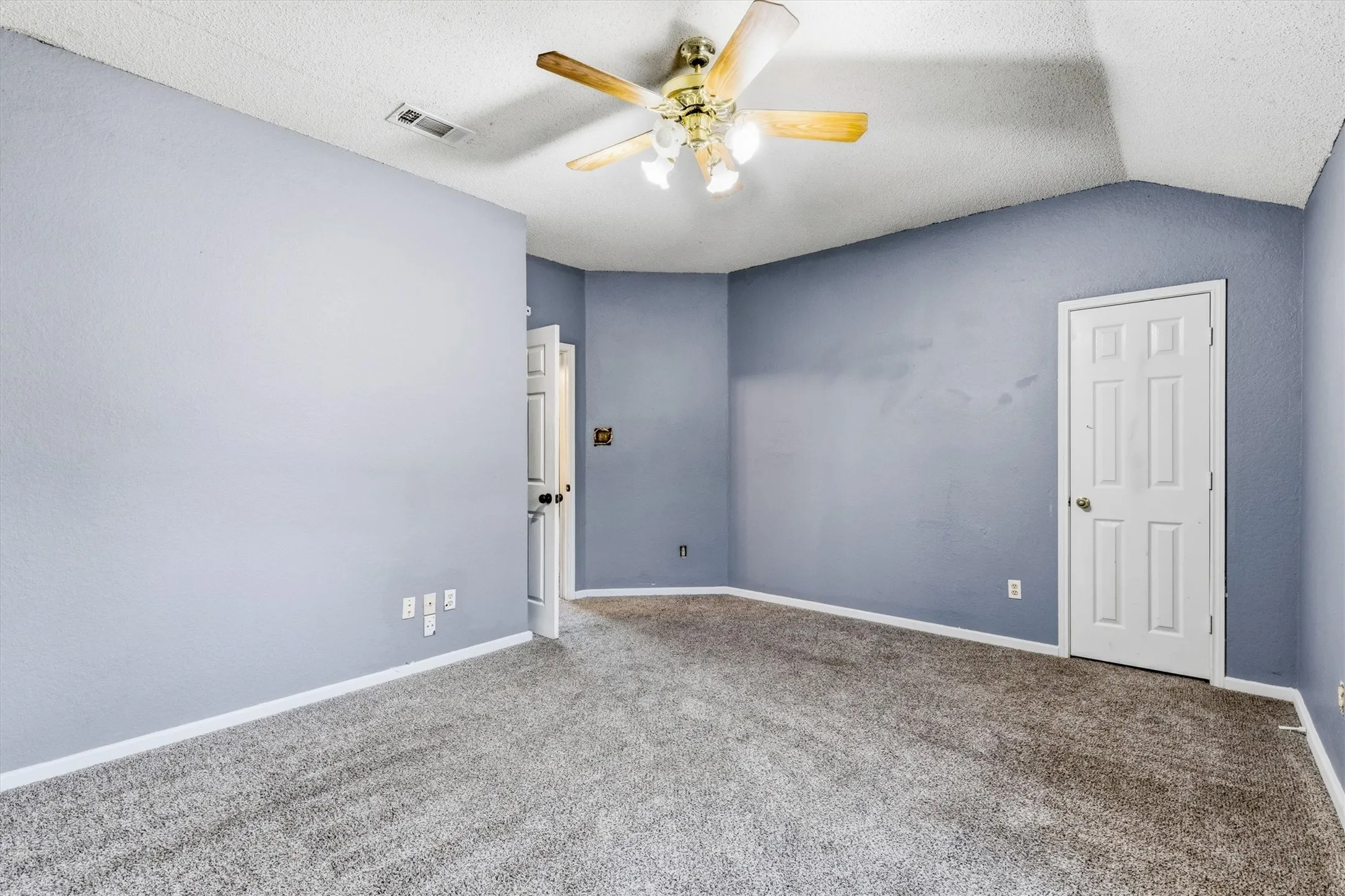 Vaulted ceiling with a ceiling fan light fixture