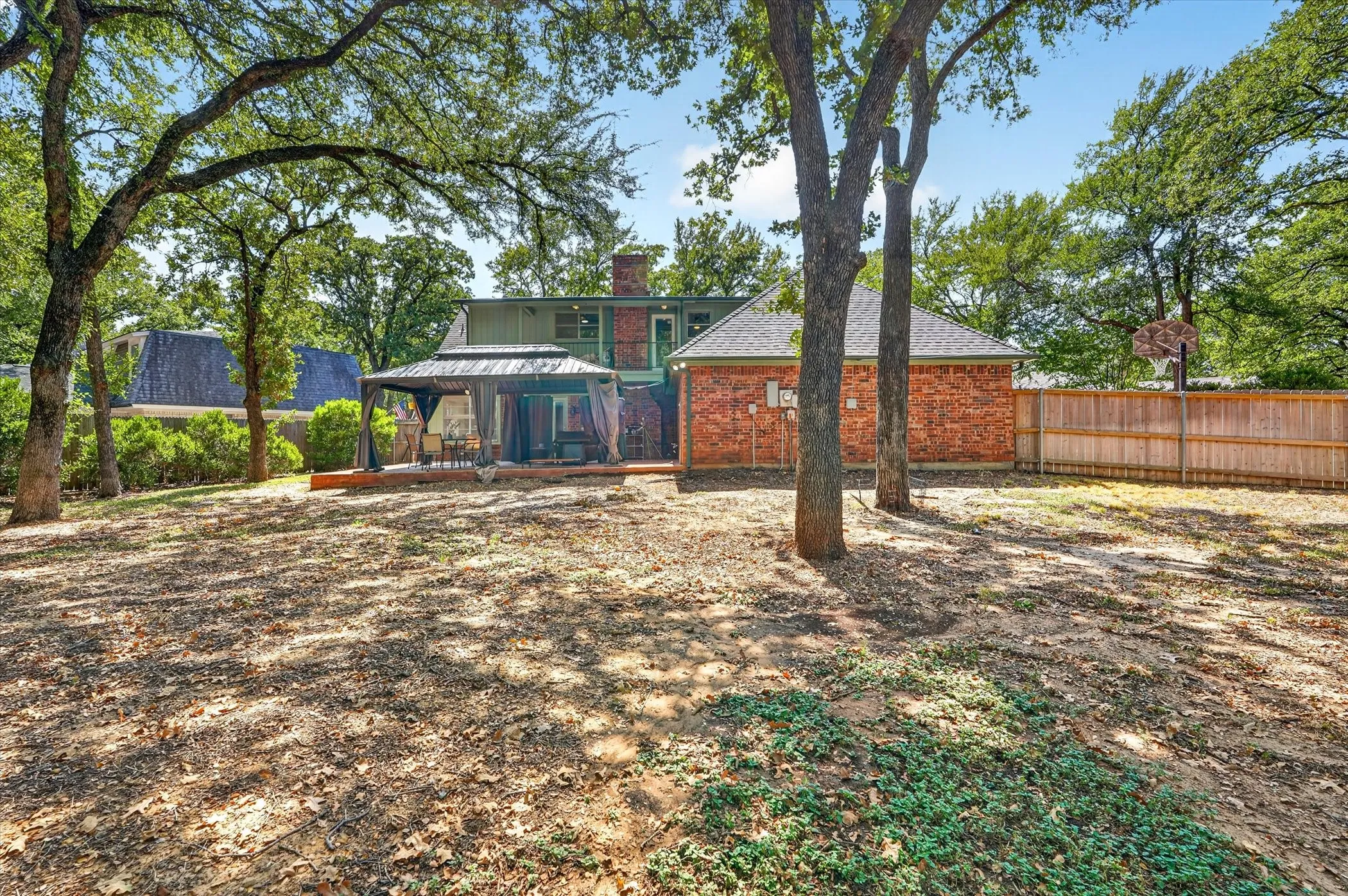 Single Family Residence For Sale in Tarrant County , 1000 Cherry Court, Hurst, Texas 76053, 4 Bedroom, 4 Bathroom, 2 Garage spaces, 2,654 Sqft, built in 1974, mls#21380956, Real Estate Agent in Hurst, Homes For Sale in Tarrant county, Homes For Sale in Hurst, Realtor in Hurst Texas, Real Estate Brokerage Independent Realty Texas, Luminita Cordes Realtor