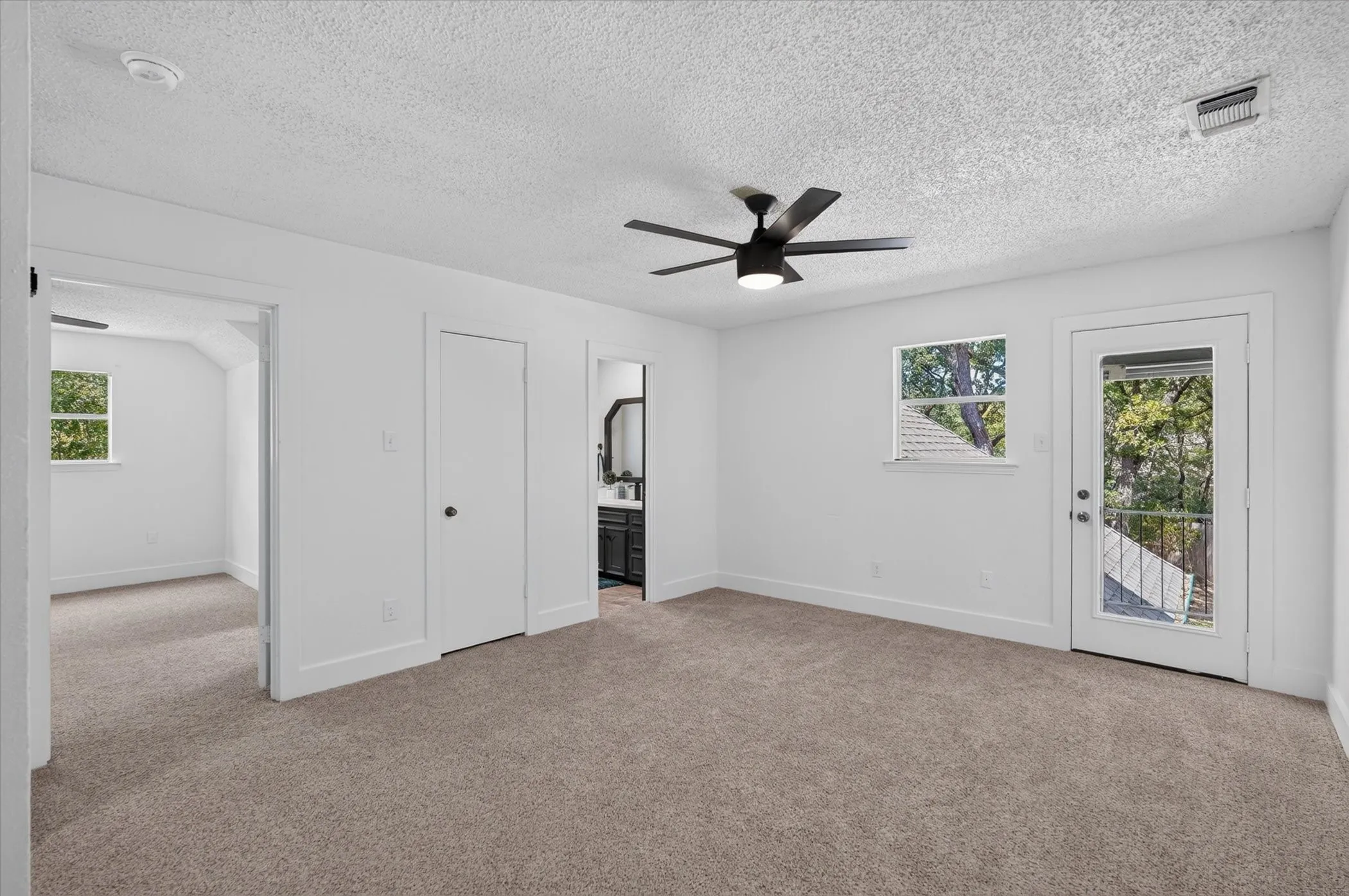 Single Family Residence For Sale in Tarrant County , 1000 Cherry Court, Hurst, Texas 76053, 4 Bedroom, 4 Bathroom, 2 Garage spaces, 2,654 Sqft, built in 1974, mls#21380956, Real Estate Agent in Hurst, Homes For Sale in Tarrant county, Homes For Sale in Hurst, Realtor in Hurst Texas, Real Estate Brokerage Independent Realty Texas, Luminita Cordes Realtor