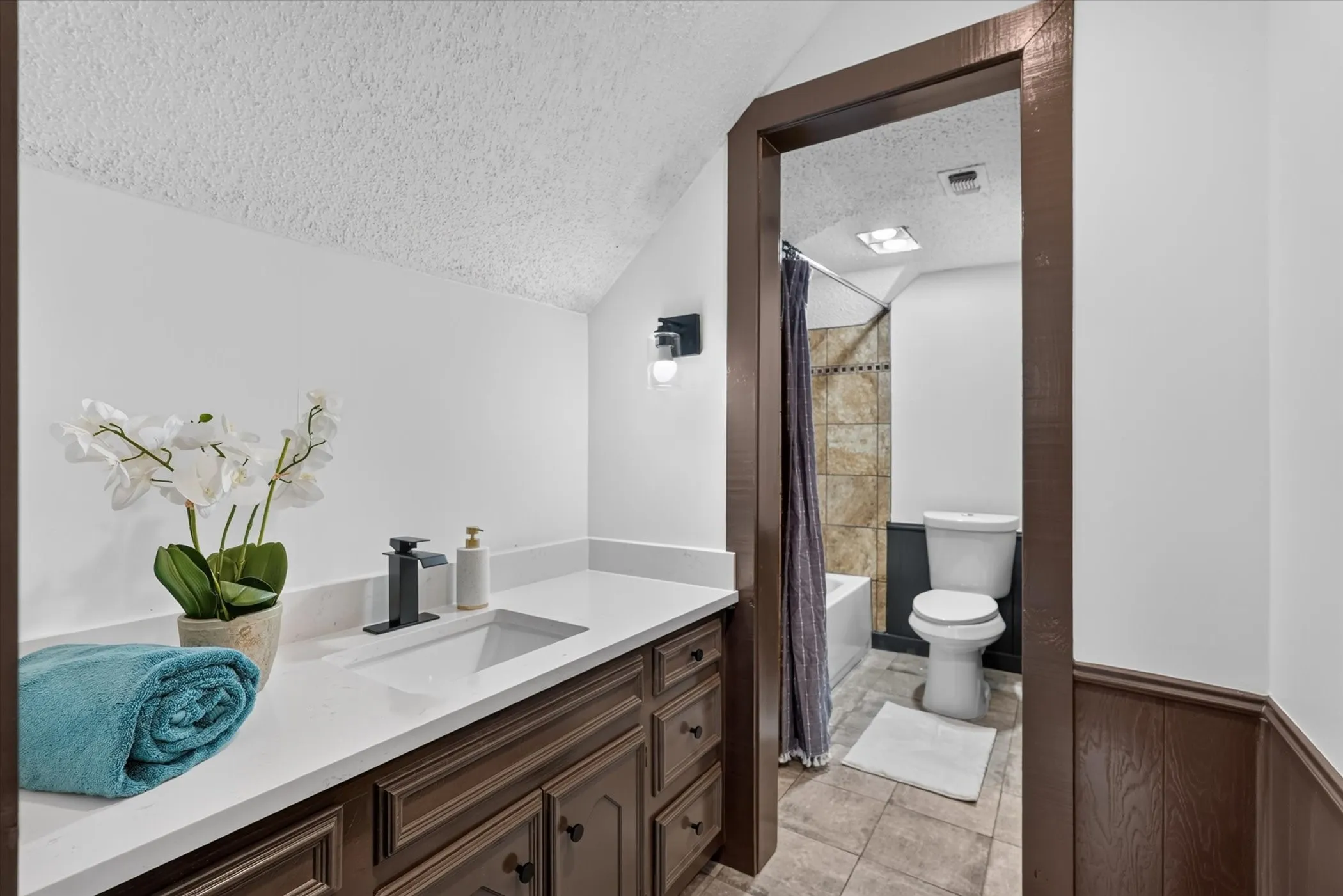 Single Family Residence For Sale in Tarrant County , 1000 Cherry Court, Hurst, Texas 76053, 4 Bedroom, 4 Bathroom, 2 Garage spaces, 2,654 Sqft, built in 1974, mls#21380956, Real Estate Agent in Hurst, Homes For Sale in Tarrant county, Homes For Sale in Hurst, Realtor in Hurst Texas, Real Estate Brokerage Independent Realty Texas, Luminita Cordes Realtor
