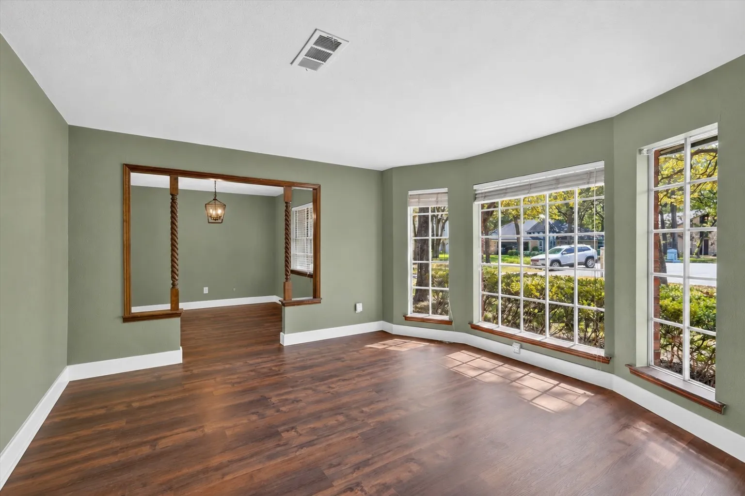 Single Family Residence For Sale in Tarrant County , 1000 Cherry Court, Hurst, Texas 76053, 4 Bedroom, 4 Bathroom, 2 Garage spaces, 2,654 Sqft, built in 1974, mls#21380956, Real Estate Agent in Hurst, Homes For Sale in Tarrant county, Homes For Sale in Hurst, Realtor in Hurst Texas, Real Estate Brokerage Independent Realty Texas, Luminita Cordes Realtor