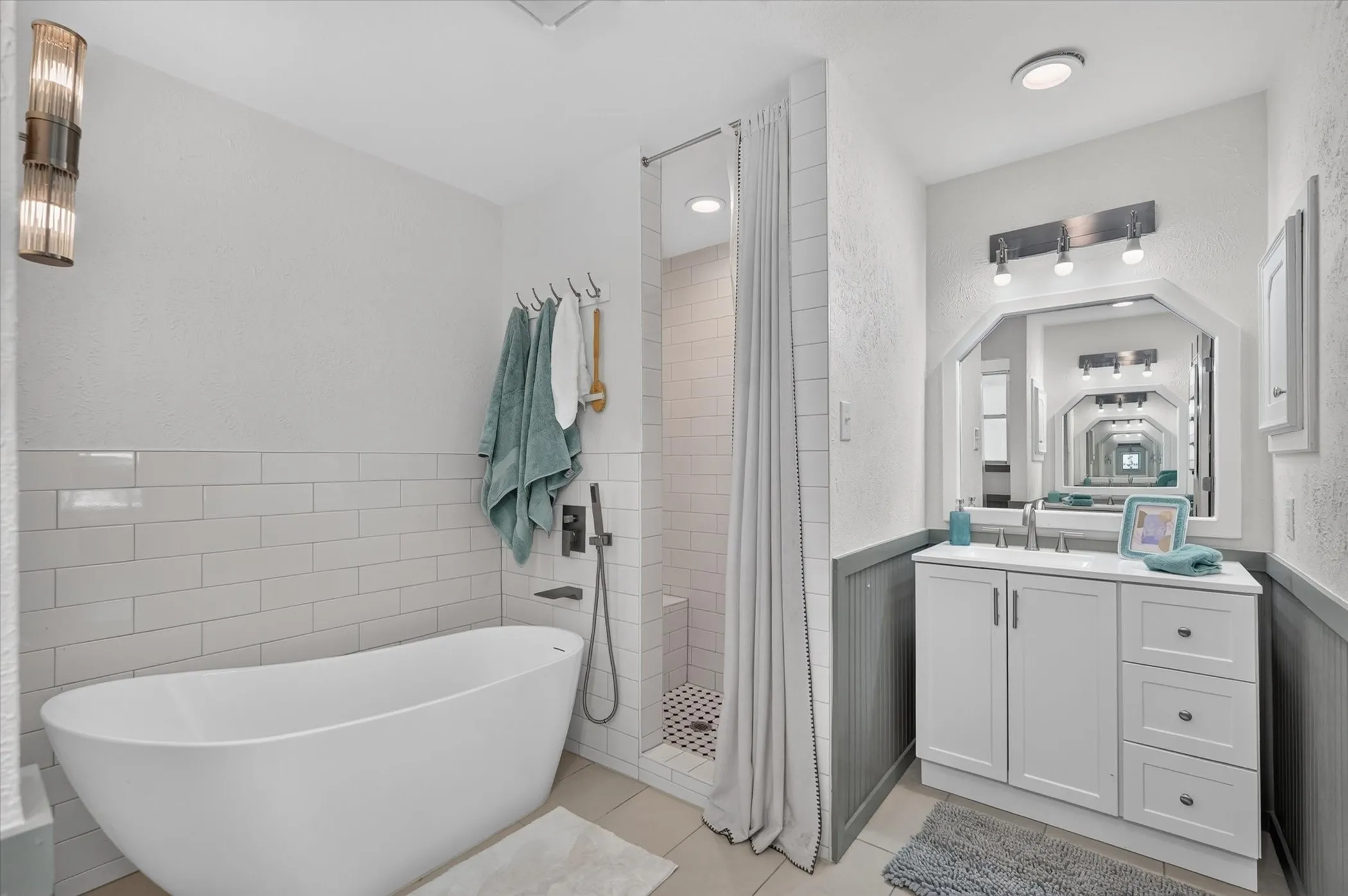 Single Family Residence For Sale in Tarrant County , 1000 Cherry Court, Hurst, Texas 76053, 4 Bedroom, 4 Bathroom, 2 Garage spaces, 2,654 Sqft, built in 1974, mls#21380956, Real Estate Agent in Hurst, Homes For Sale in Tarrant county, Homes For Sale in Hurst, Realtor in Hurst Texas, Real Estate Brokerage Independent Realty Texas, Luminita Cordes Realtor