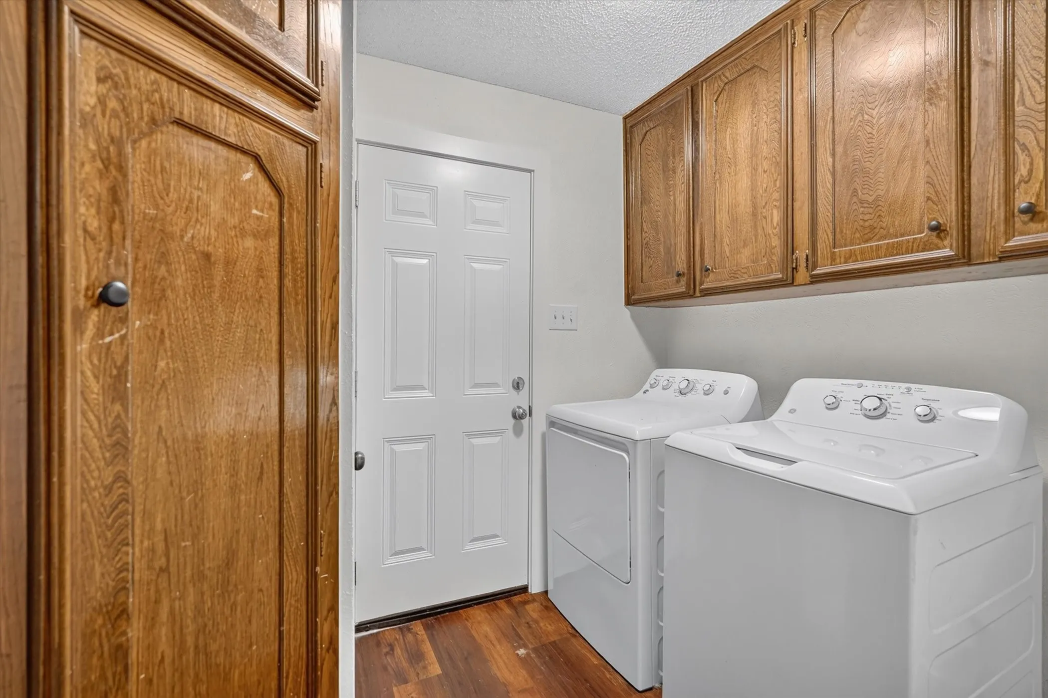 Single Family Residence For Sale in Tarrant County , 1000 Cherry Court, Hurst, Texas 76053, 4 Bedroom, 4 Bathroom, 2 Garage spaces, 2,654 Sqft, built in 1974, mls#21380956, Real Estate Agent in Hurst, Homes For Sale in Tarrant county, Homes For Sale in Hurst, Realtor in Hurst Texas, Real Estate Brokerage Independent Realty Texas, Luminita Cordes Realtor
