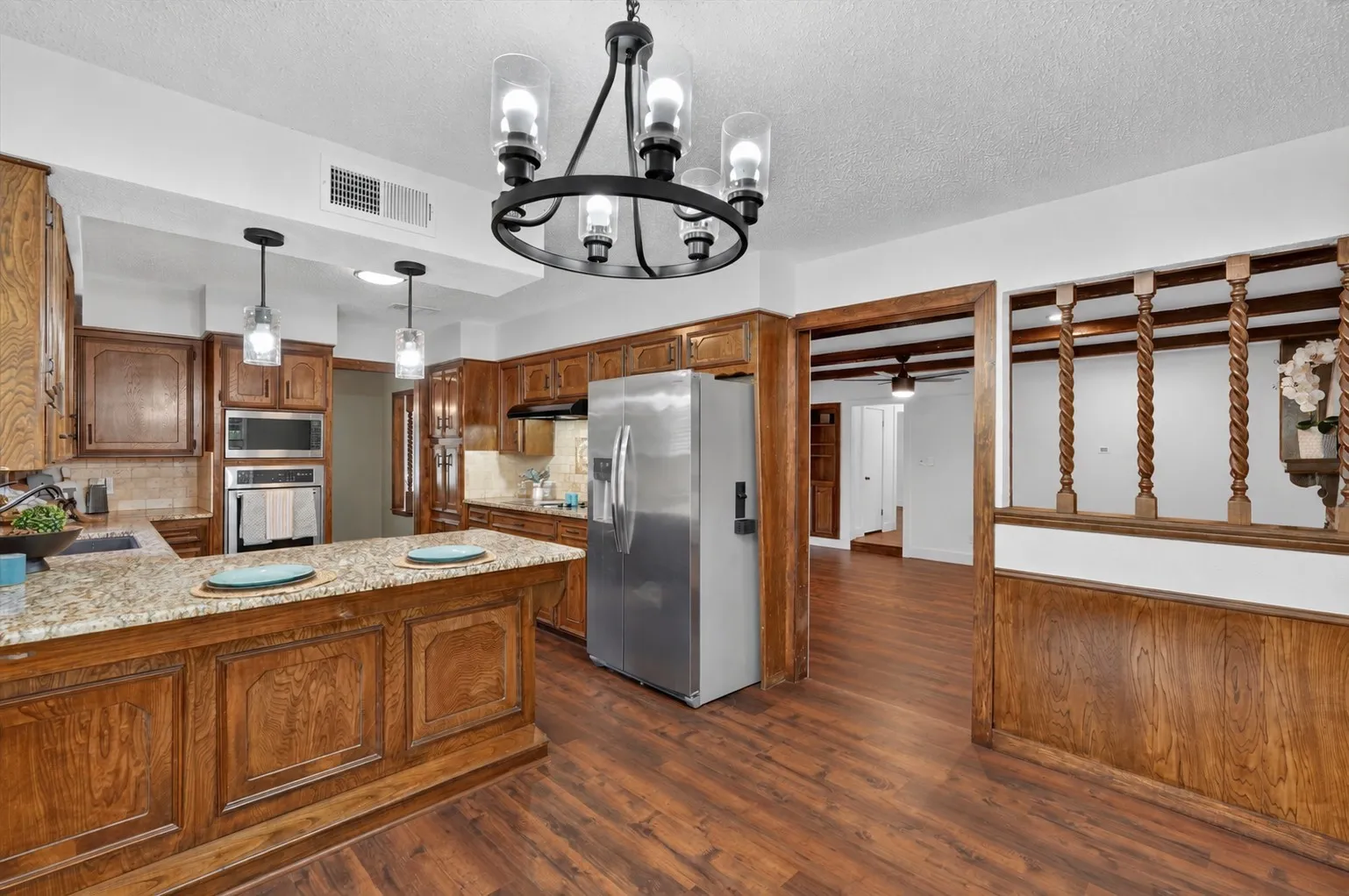 Single Family Residence For Sale in Tarrant County , 1000 Cherry Court, Hurst, Texas 76053, 4 Bedroom, 4 Bathroom, 2 Garage spaces, 2,654 Sqft, built in 1974, mls#21380956, Real Estate Agent in Hurst, Homes For Sale in Tarrant county, Homes For Sale in Hurst, Realtor in Hurst Texas, Real Estate Brokerage Independent Realty Texas, Luminita Cordes Realtor