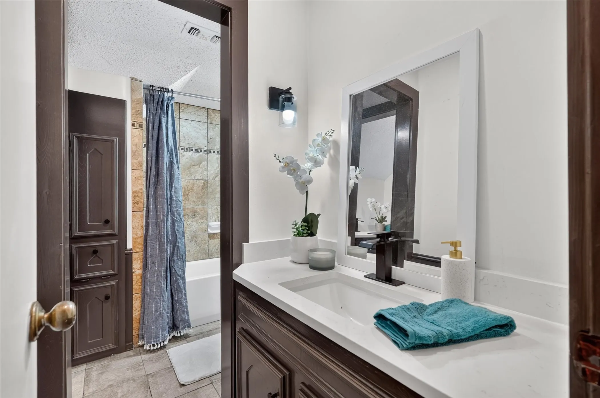 Single Family Residence For Sale in Tarrant County , 1000 Cherry Court, Hurst, Texas 76053, 4 Bedroom, 4 Bathroom, 2 Garage spaces, 2,654 Sqft, built in 1974, mls#21380956, Real Estate Agent in Hurst, Homes For Sale in Tarrant county, Homes For Sale in Hurst, Realtor in Hurst Texas, Real Estate Brokerage Independent Realty Texas, Luminita Cordes Realtor