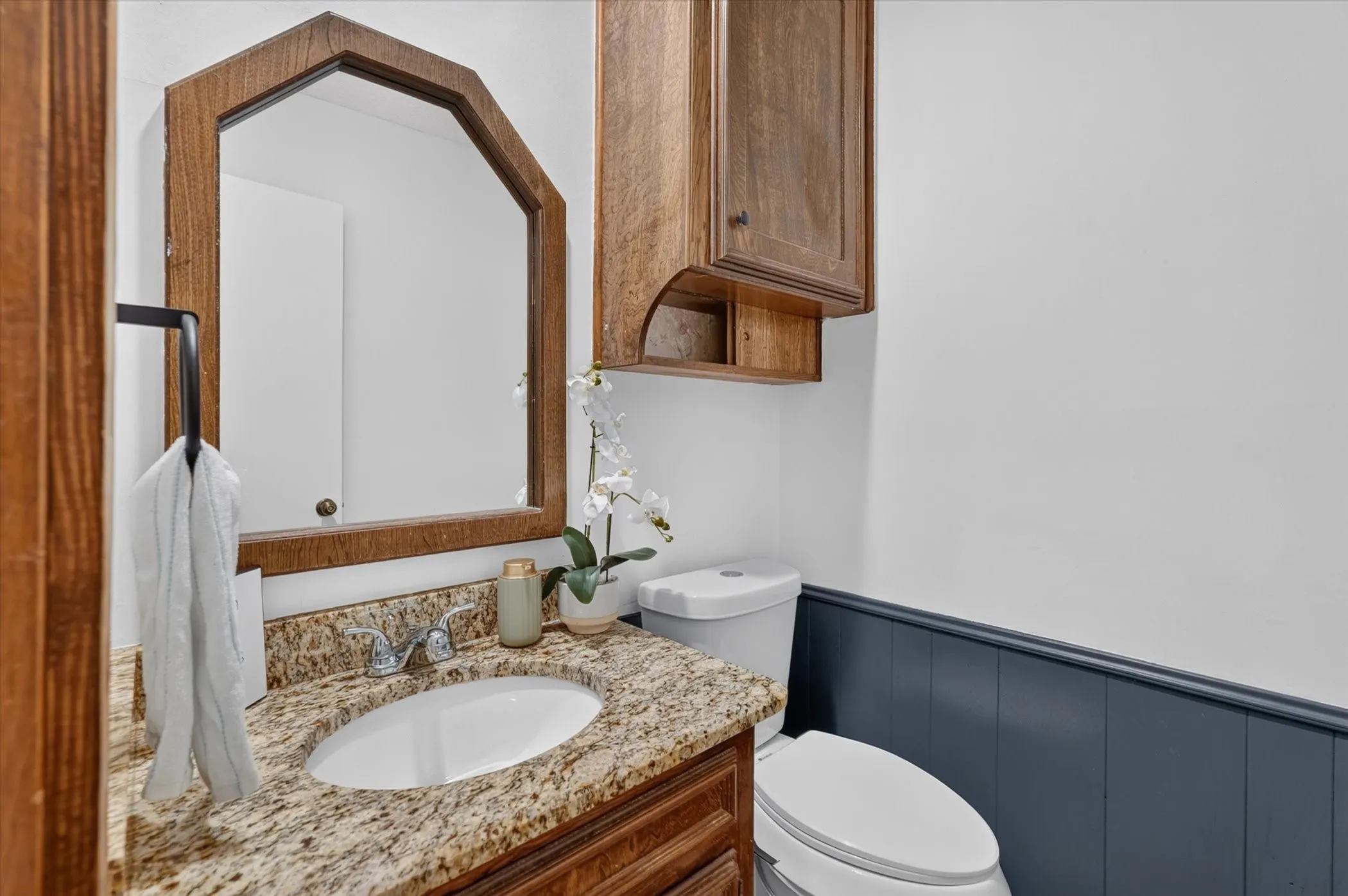 Single Family Residence For Sale in Tarrant County , 1000 Cherry Court, Hurst, Texas 76053, 4 Bedroom, 4 Bathroom, 2 Garage spaces, 2,654 Sqft, built in 1974, mls#21380956, Real Estate Agent in Hurst, Homes For Sale in Tarrant county, Homes For Sale in Hurst, Realtor in Hurst Texas, Real Estate Brokerage Independent Realty Texas, Luminita Cordes Realtor
