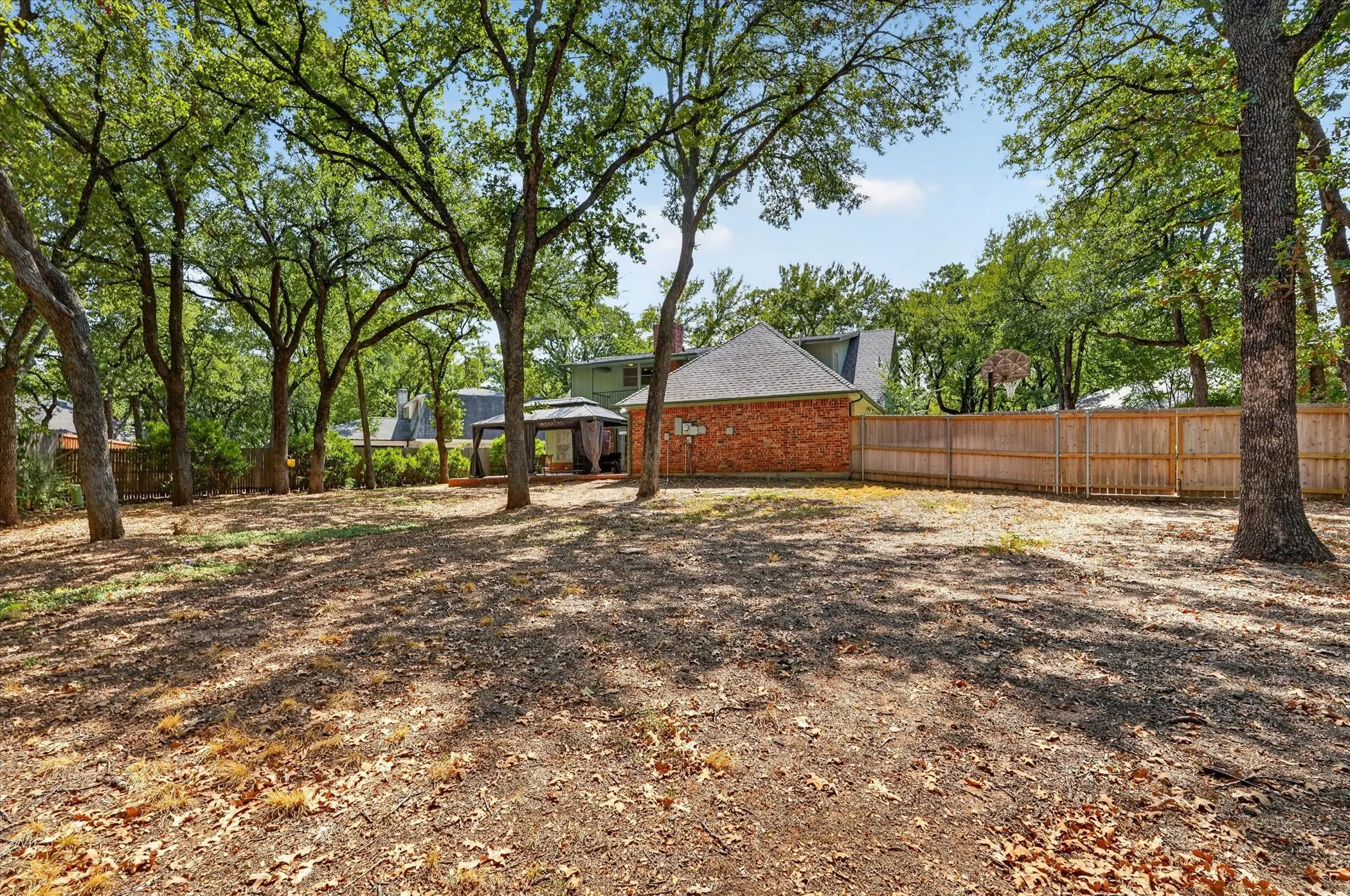 Single Family Residence For Sale in Tarrant County , 1000 Cherry Court, Hurst, Texas 76053, 4 Bedroom, 4 Bathroom, 2 Garage spaces, 2,654 Sqft, built in 1974, mls#21380956, Real Estate Agent in Hurst, Homes For Sale in Tarrant county, Homes For Sale in Hurst, Realtor in Hurst Texas, Real Estate Brokerage Independent Realty Texas, Luminita Cordes Realtor