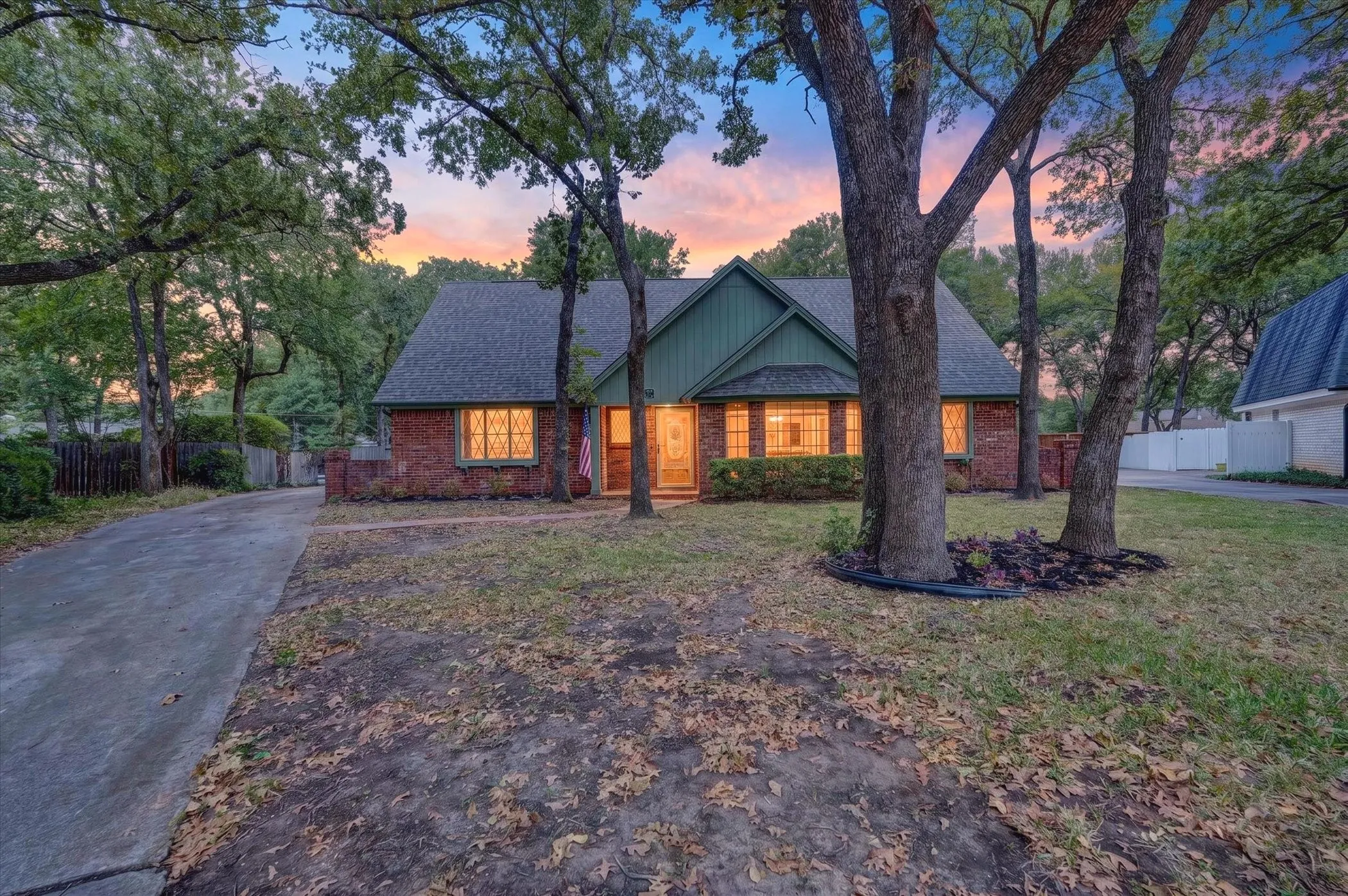 Single Family Residence For Sale in Tarrant County , 1000 Cherry Court, Hurst, Texas 76053, 4 Bedroom, 4 Bathroom, 2 Garage spaces, 2,654 Sqft, built in 1974, mls#21380956, Real Estate Agent in Hurst, Homes For Sale in Tarrant county, Homes For Sale in Hurst, Realtor in Hurst Texas, Real Estate Brokerage Independent Realty Texas, Luminita Cordes Realtor