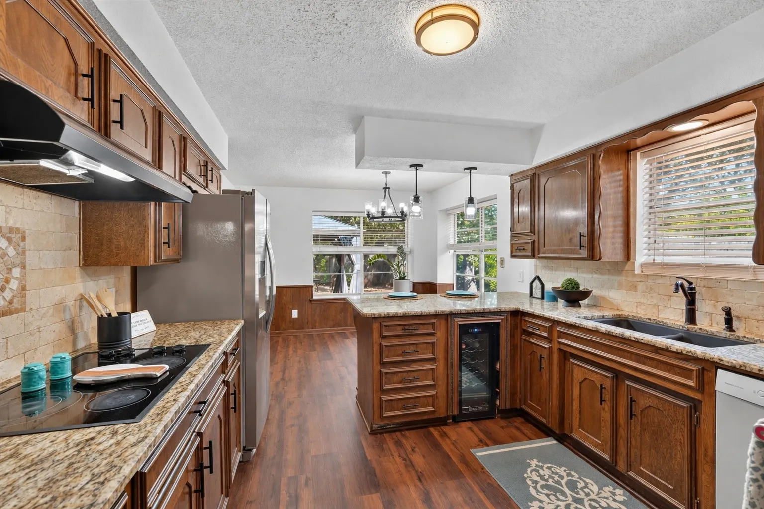 Single Family Residence For Sale in Tarrant County , 1000 Cherry Court, Hurst, Texas 76053, 4 Bedroom, 4 Bathroom, 2 Garage spaces, 2,654 Sqft, built in 1974, mls#21380956, Real Estate Agent in Hurst, Homes For Sale in Tarrant county, Homes For Sale in Hurst, Realtor in Hurst Texas, Real Estate Brokerage Independent Realty Texas, Luminita Cordes Realtor