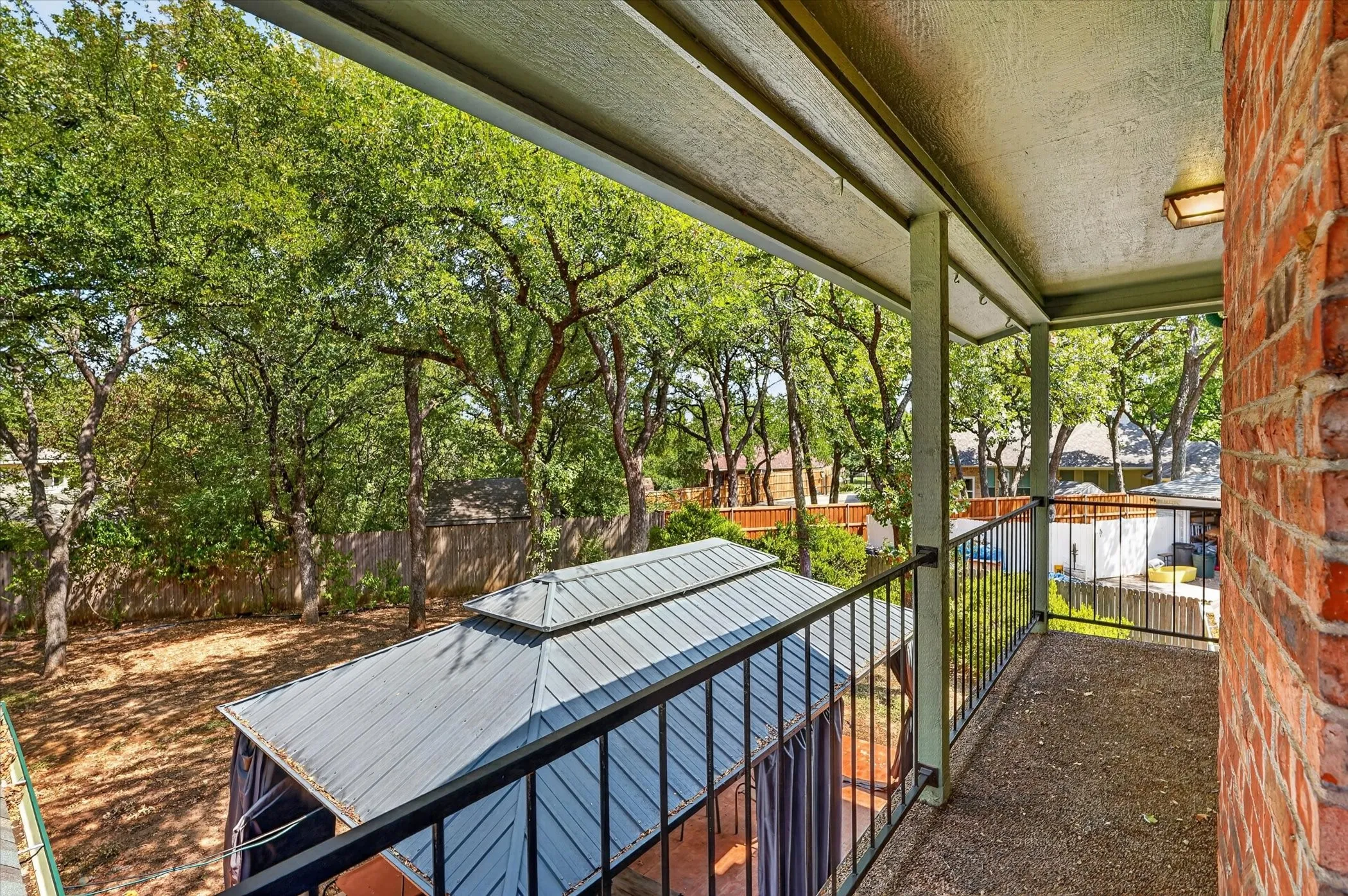 Single Family Residence For Sale in Tarrant County , 1000 Cherry Court, Hurst, Texas 76053, 4 Bedroom, 4 Bathroom, 2 Garage spaces, 2,654 Sqft, built in 1974, mls#21380956, Real Estate Agent in Hurst, Homes For Sale in Tarrant county, Homes For Sale in Hurst, Realtor in Hurst Texas, Real Estate Brokerage Independent Realty Texas, Luminita Cordes Realtor