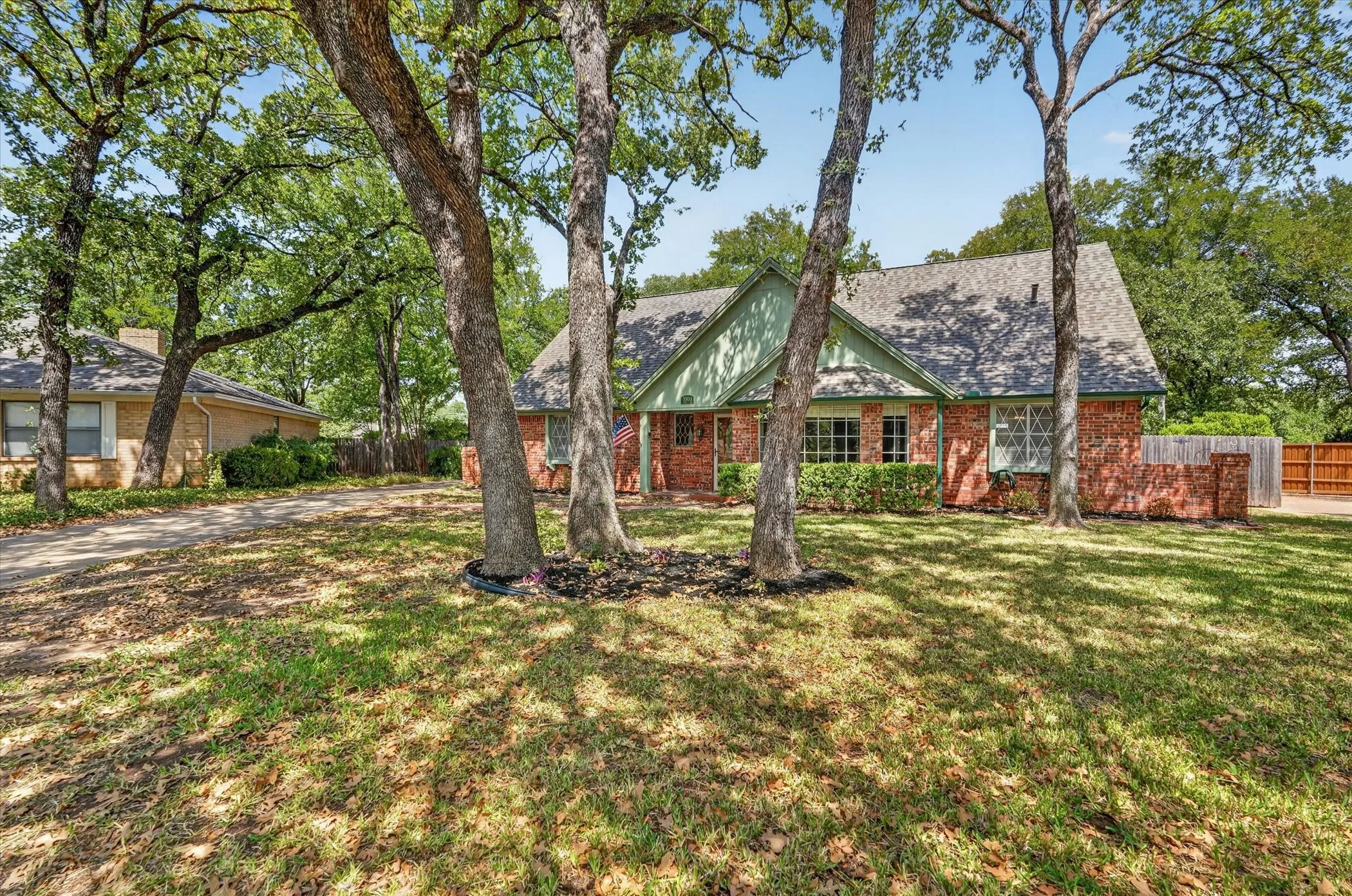 Single Family Residence For Sale in Tarrant County , 1000 Cherry Court, Hurst, Texas 76053, 4 Bedroom, 4 Bathroom, 2 Garage spaces, 2,654 Sqft, built in 1974, mls#21380956, Real Estate Agent in Hurst, Homes For Sale in Tarrant county, Homes For Sale in Hurst, Realtor in Hurst Texas, Real Estate Brokerage Independent Realty Texas, Luminita Cordes Realtor