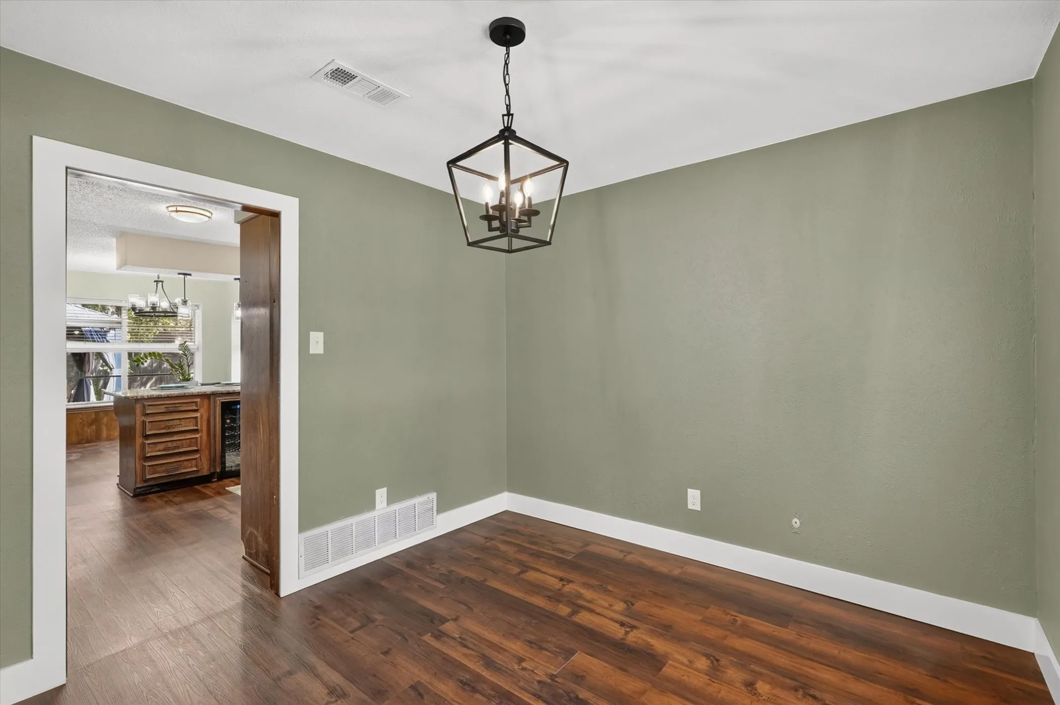 Single Family Residence For Sale in Tarrant County , 1000 Cherry Court, Hurst, Texas 76053, 4 Bedroom, 4 Bathroom, 2 Garage spaces, 2,654 Sqft, built in 1974, mls#21380956, Real Estate Agent in Hurst, Homes For Sale in Tarrant county, Homes For Sale in Hurst, Realtor in Hurst Texas, Real Estate Brokerage Independent Realty Texas, Luminita Cordes Realtor