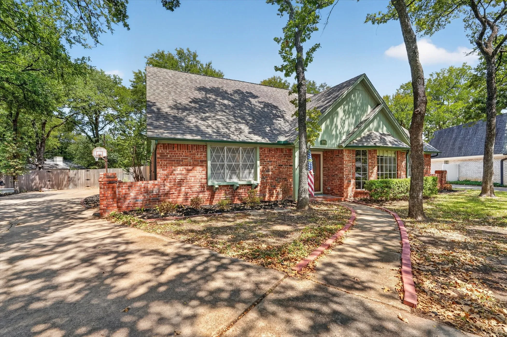 Single Family Residence For Sale in Tarrant County , 1000 Cherry Court, Hurst, Texas 76053, 4 Bedroom, 4 Bathroom, 2 Garage spaces, 2,654 Sqft, built in 1974, mls#21380956, Real Estate Agent in Hurst, Homes For Sale in Tarrant county, Homes For Sale in Hurst, Realtor in Hurst Texas, Real Estate Brokerage Independent Realty Texas, Luminita Cordes Realtor