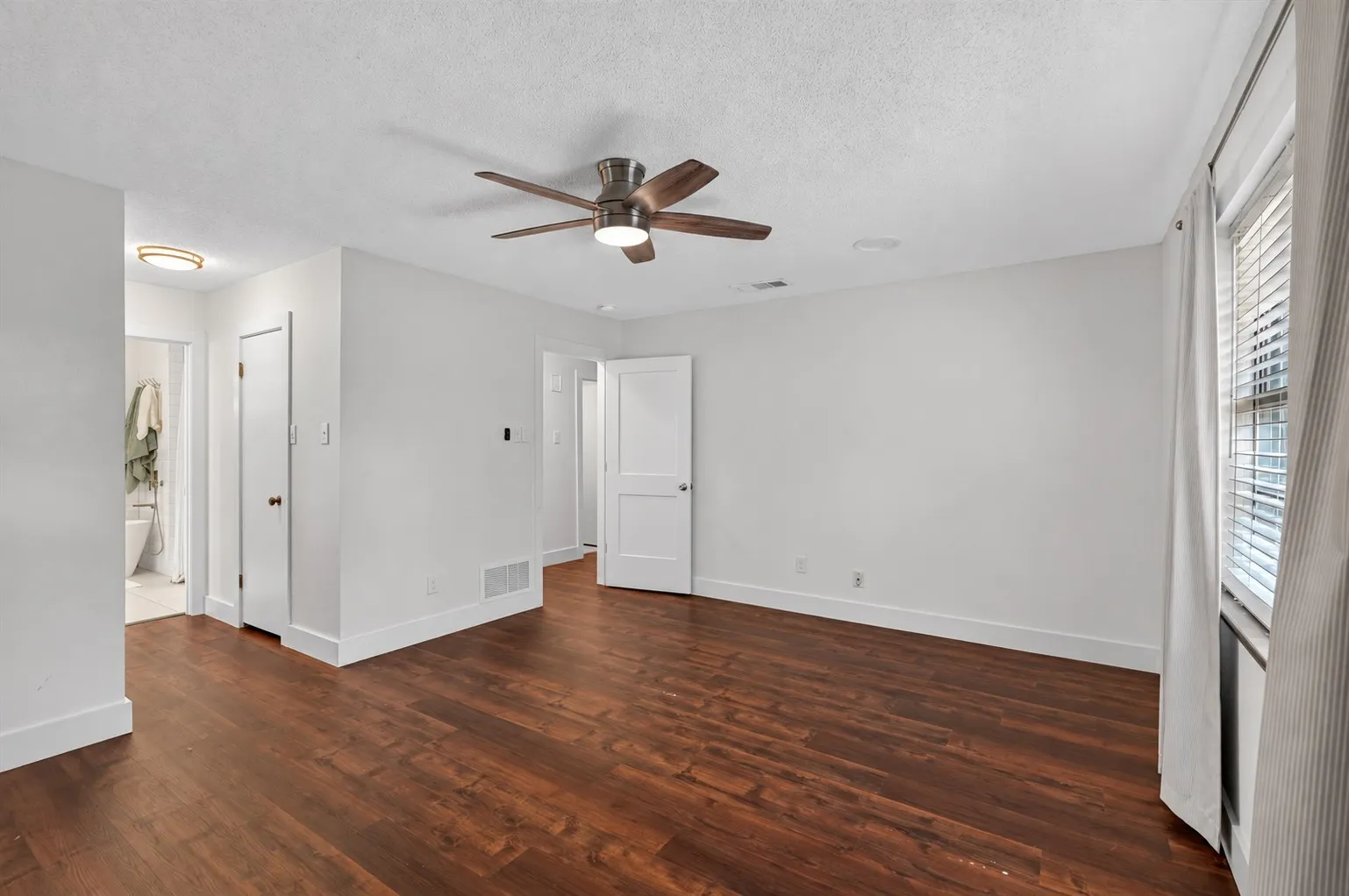 Single Family Residence For Sale in Tarrant County , 1000 Cherry Court, Hurst, Texas 76053, 4 Bedroom, 4 Bathroom, 2 Garage spaces, 2,654 Sqft, built in 1974, mls#21380956, Real Estate Agent in Hurst, Homes For Sale in Tarrant county, Homes For Sale in Hurst, Realtor in Hurst Texas, Real Estate Brokerage Independent Realty Texas, Luminita Cordes Realtor