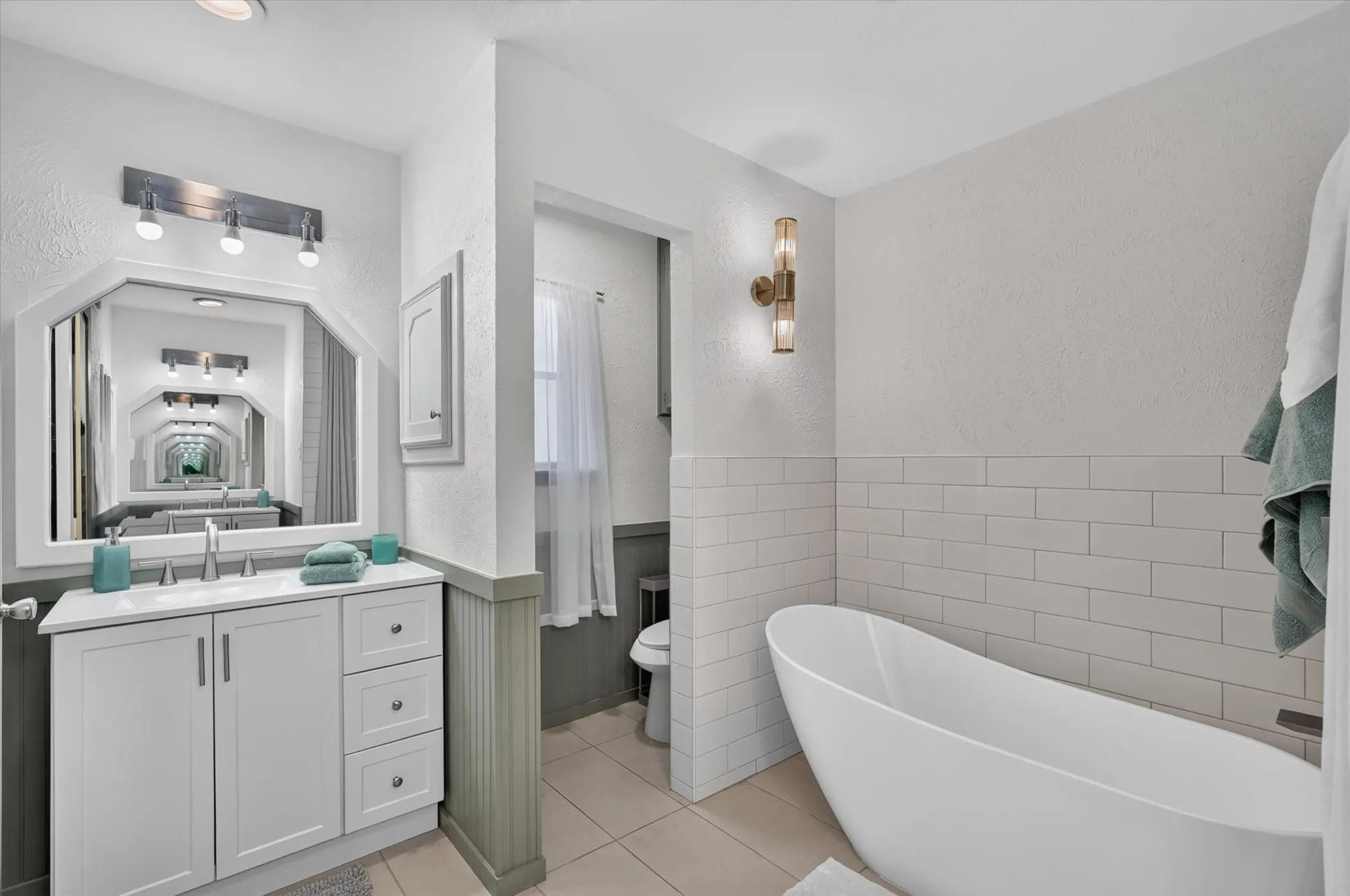 Single Family Residence For Sale in Tarrant County , 1000 Cherry Court, Hurst, Texas 76053, 4 Bedroom, 4 Bathroom, 2 Garage spaces, 2,654 Sqft, built in 1974, mls#21380956, Real Estate Agent in Hurst, Homes For Sale in Tarrant county, Homes For Sale in Hurst, Realtor in Hurst Texas, Real Estate Brokerage Independent Realty Texas, Luminita Cordes Realtor