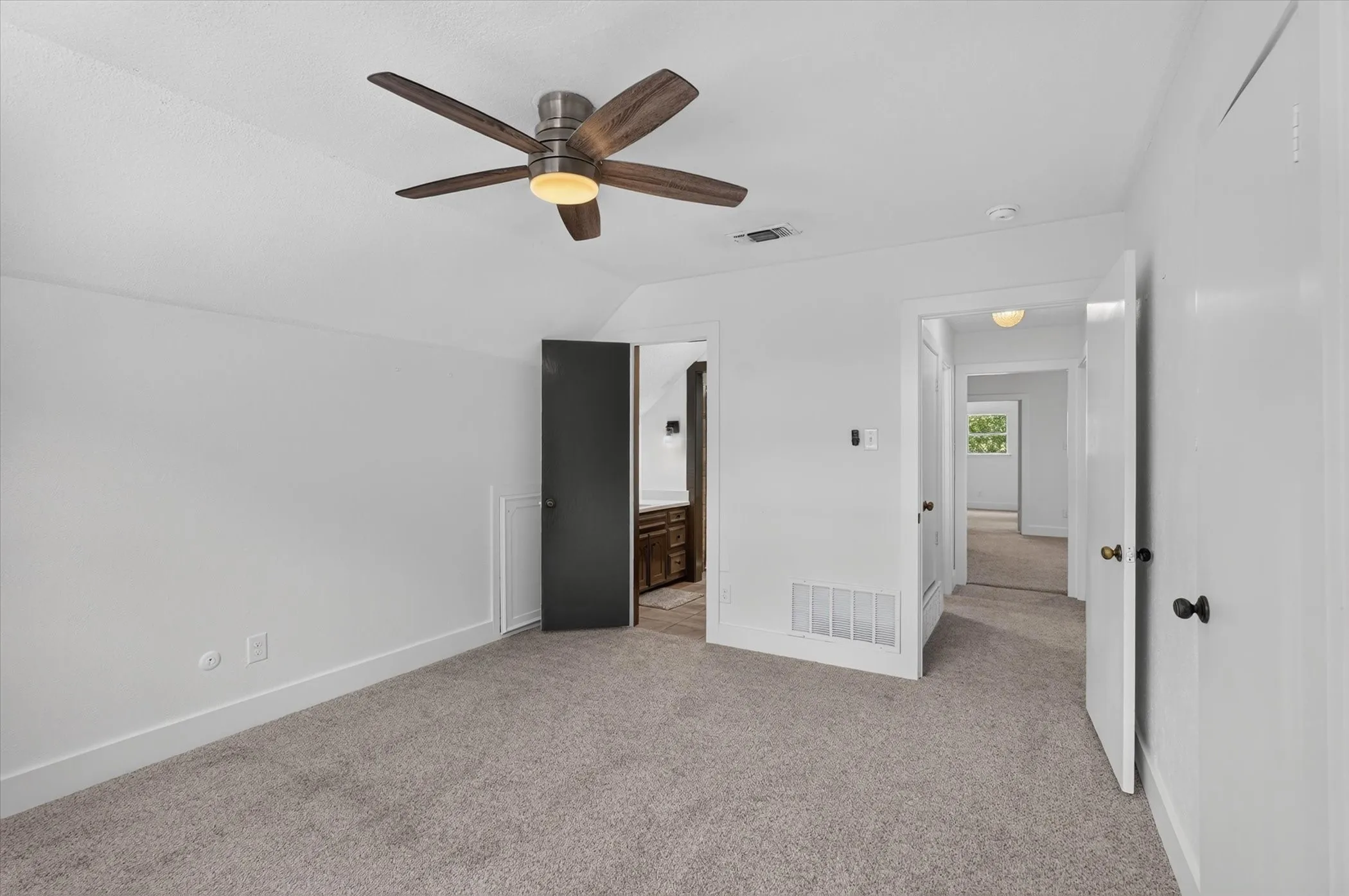 Single Family Residence For Sale in Tarrant County , 1000 Cherry Court, Hurst, Texas 76053, 4 Bedroom, 4 Bathroom, 2 Garage spaces, 2,654 Sqft, built in 1974, mls#21380956, Real Estate Agent in Hurst, Homes For Sale in Tarrant county, Homes For Sale in Hurst, Realtor in Hurst Texas, Real Estate Brokerage Independent Realty Texas, Luminita Cordes Realtor