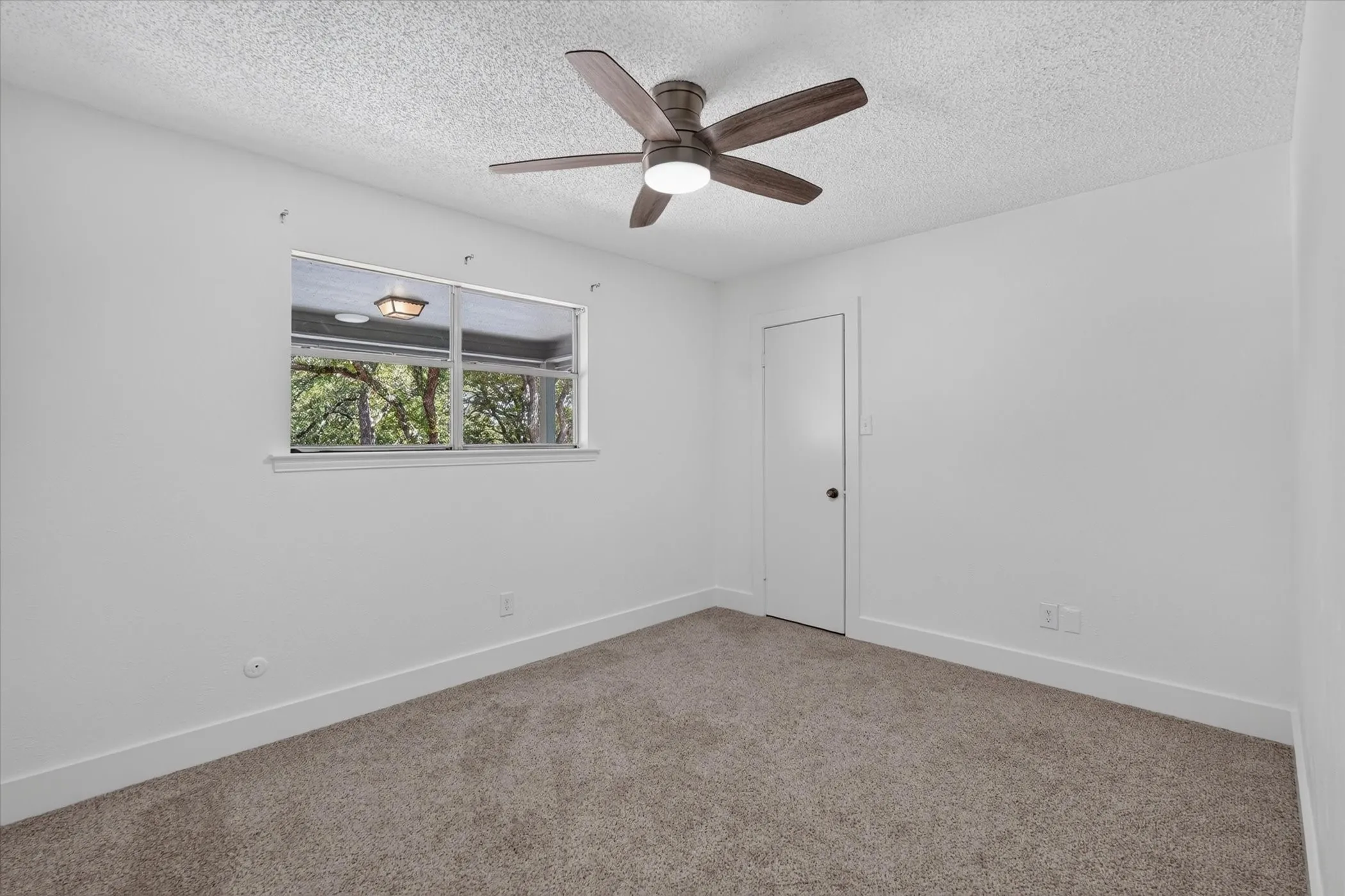 Single Family Residence For Sale in Tarrant County , 1000 Cherry Court, Hurst, Texas 76053, 4 Bedroom, 4 Bathroom, 2 Garage spaces, 2,654 Sqft, built in 1974, mls#21380956, Real Estate Agent in Hurst, Homes For Sale in Tarrant county, Homes For Sale in Hurst, Realtor in Hurst Texas, Real Estate Brokerage Independent Realty Texas, Luminita Cordes Realtor