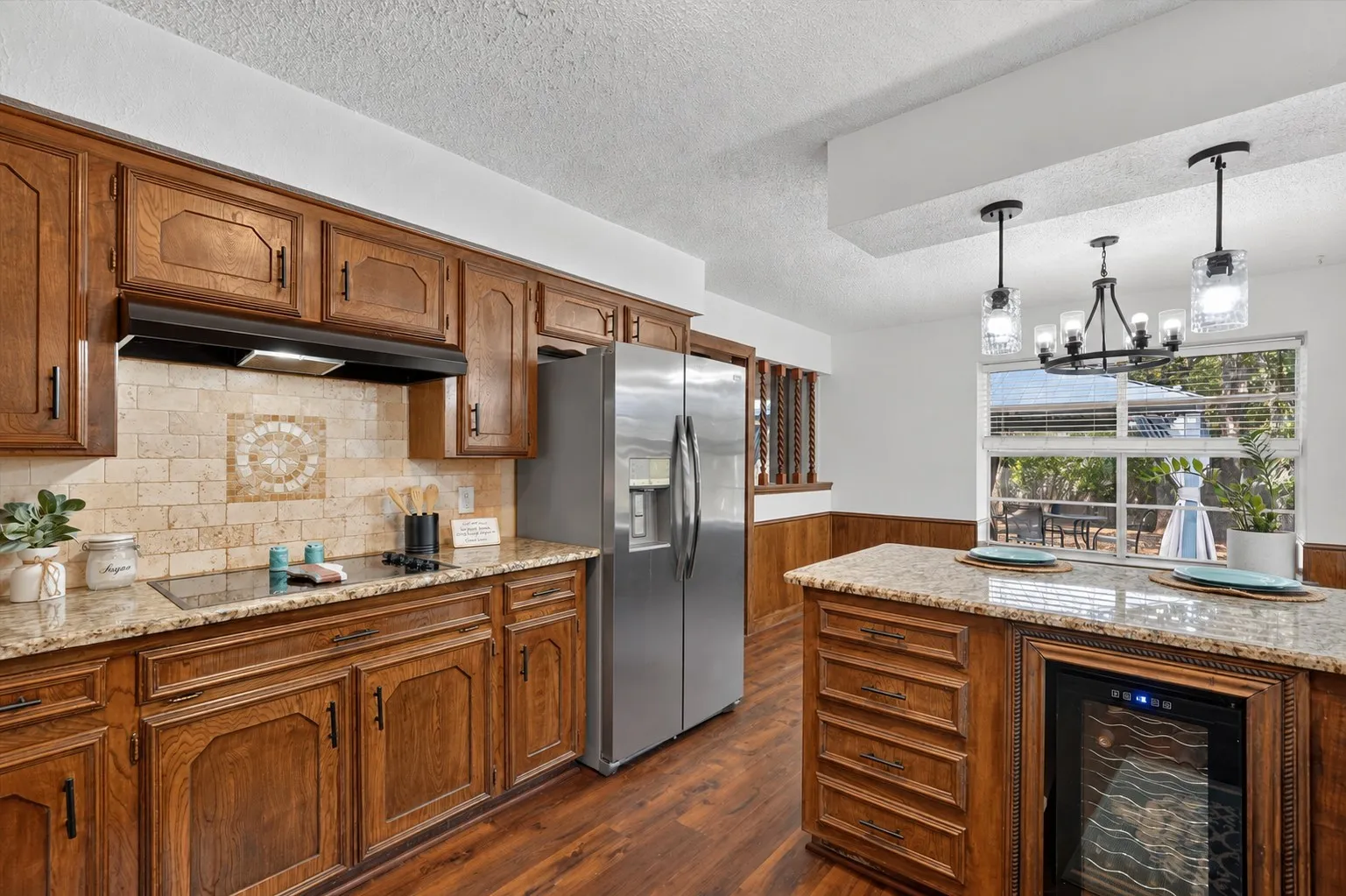 Single Family Residence For Sale in Tarrant County , 1000 Cherry Court, Hurst, Texas 76053, 4 Bedroom, 4 Bathroom, 2 Garage spaces, 2,654 Sqft, built in 1974, mls#21380956, Real Estate Agent in Hurst, Homes For Sale in Tarrant county, Homes For Sale in Hurst, Realtor in Hurst Texas, Real Estate Brokerage Independent Realty Texas, Luminita Cordes Realtor