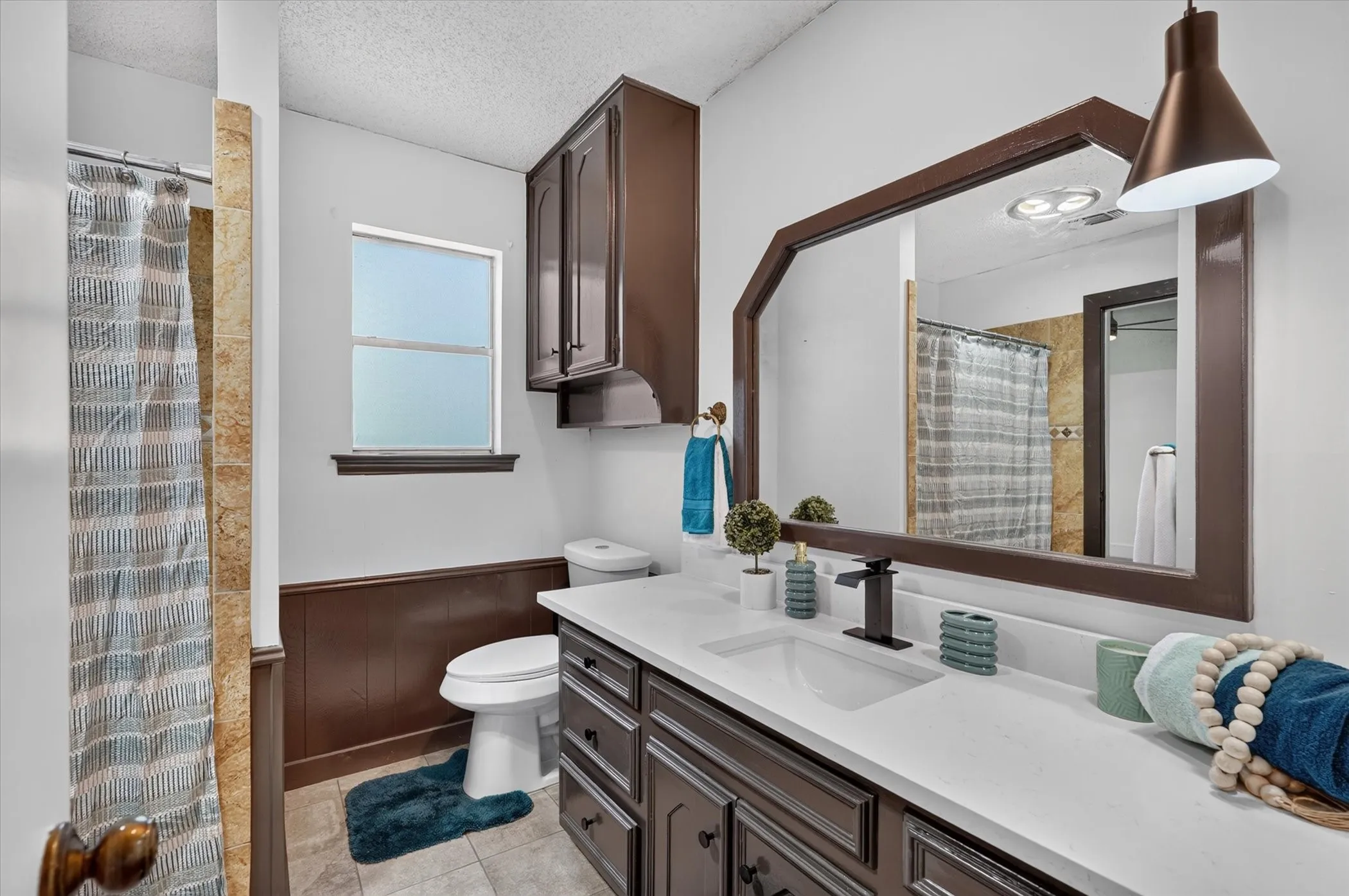 Single Family Residence For Sale in Tarrant County , 1000 Cherry Court, Hurst, Texas 76053, 4 Bedroom, 4 Bathroom, 2 Garage spaces, 2,654 Sqft, built in 1974, mls#21380956, Real Estate Agent in Hurst, Homes For Sale in Tarrant county, Homes For Sale in Hurst, Realtor in Hurst Texas, Real Estate Brokerage Independent Realty Texas, Luminita Cordes Realtor