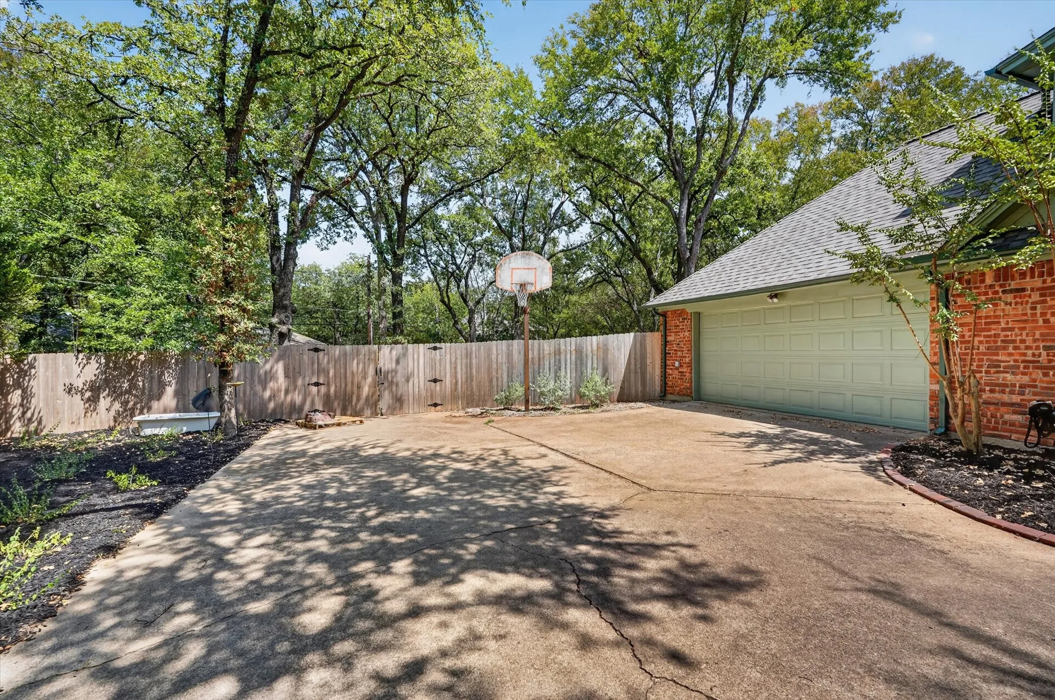 Single Family Residence For Sale in Tarrant County , 1000 Cherry Court, Hurst, Texas 76053, 4 Bedroom, 4 Bathroom, 2 Garage spaces, 2,654 Sqft, built in 1974, mls#21380956, Real Estate Agent in Hurst, Homes For Sale in Tarrant county, Homes For Sale in Hurst, Realtor in Hurst Texas, Real Estate Brokerage Independent Realty Texas, Luminita Cordes Realtor