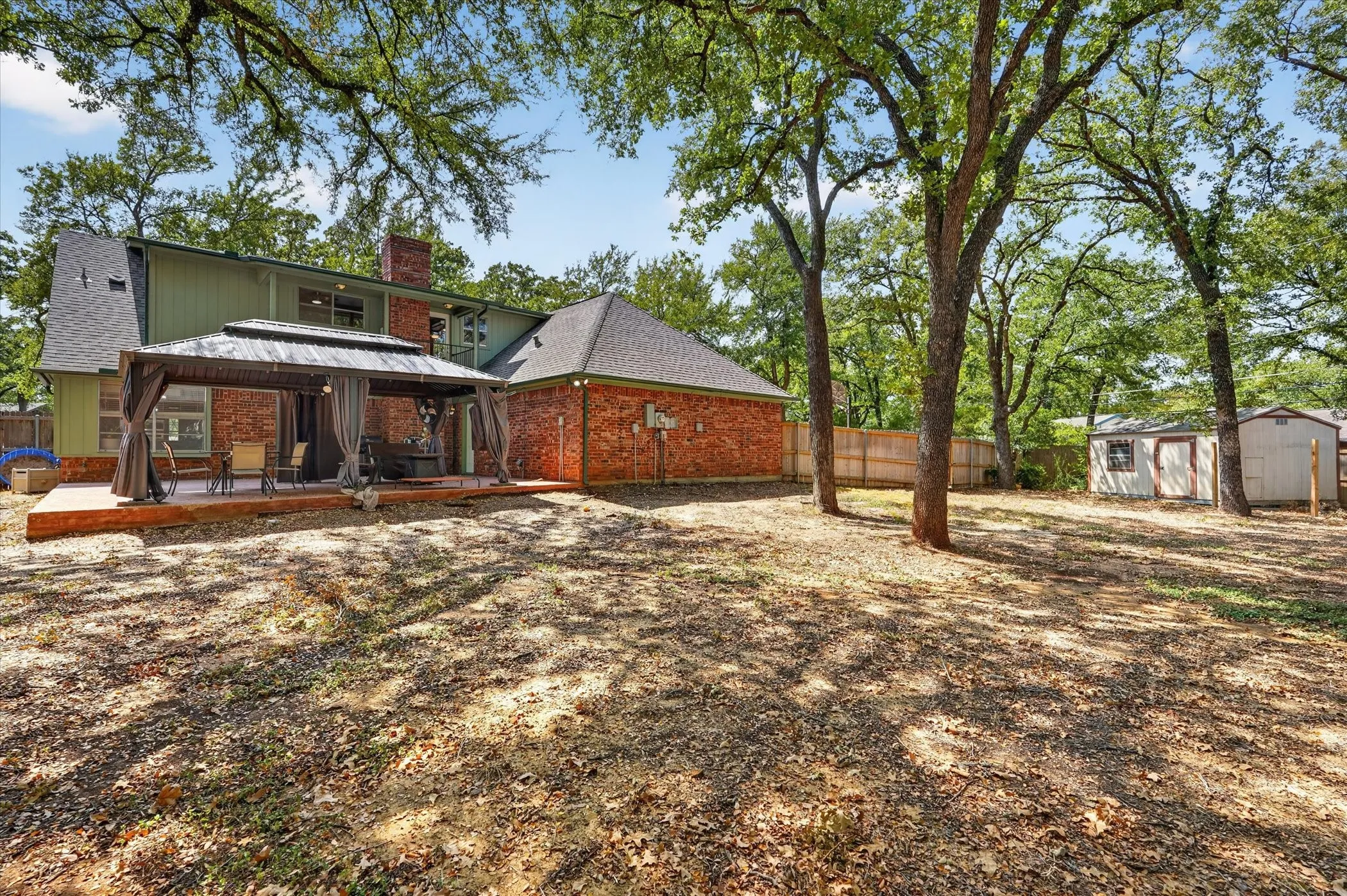 Single Family Residence For Sale in Tarrant County , 1000 Cherry Court, Hurst, Texas 76053, 4 Bedroom, 4 Bathroom, 2 Garage spaces, 2,654 Sqft, built in 1974, mls#21380956, Real Estate Agent in Hurst, Homes For Sale in Tarrant county, Homes For Sale in Hurst, Realtor in Hurst Texas, Real Estate Brokerage Independent Realty Texas, Luminita Cordes Realtor