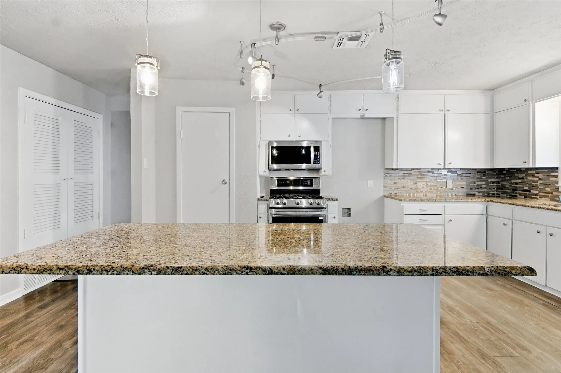 Single Family Residence For Sale in Tarrant County , 1704 Robin Road, Pantego, Texas 76013, 4 Bedroom, 2 Bathroom, 2 Garage spaces, 1,548 Sqft, built in 1959, mls#21383506, Real Estate Agent in Pantego, Homes For Sale in Tarrant county, Homes For Sale in Pantego, Realtor in Pantego Texas, Real Estate Brokerage Independent Realty Texas, Luminita Cordes Realtor