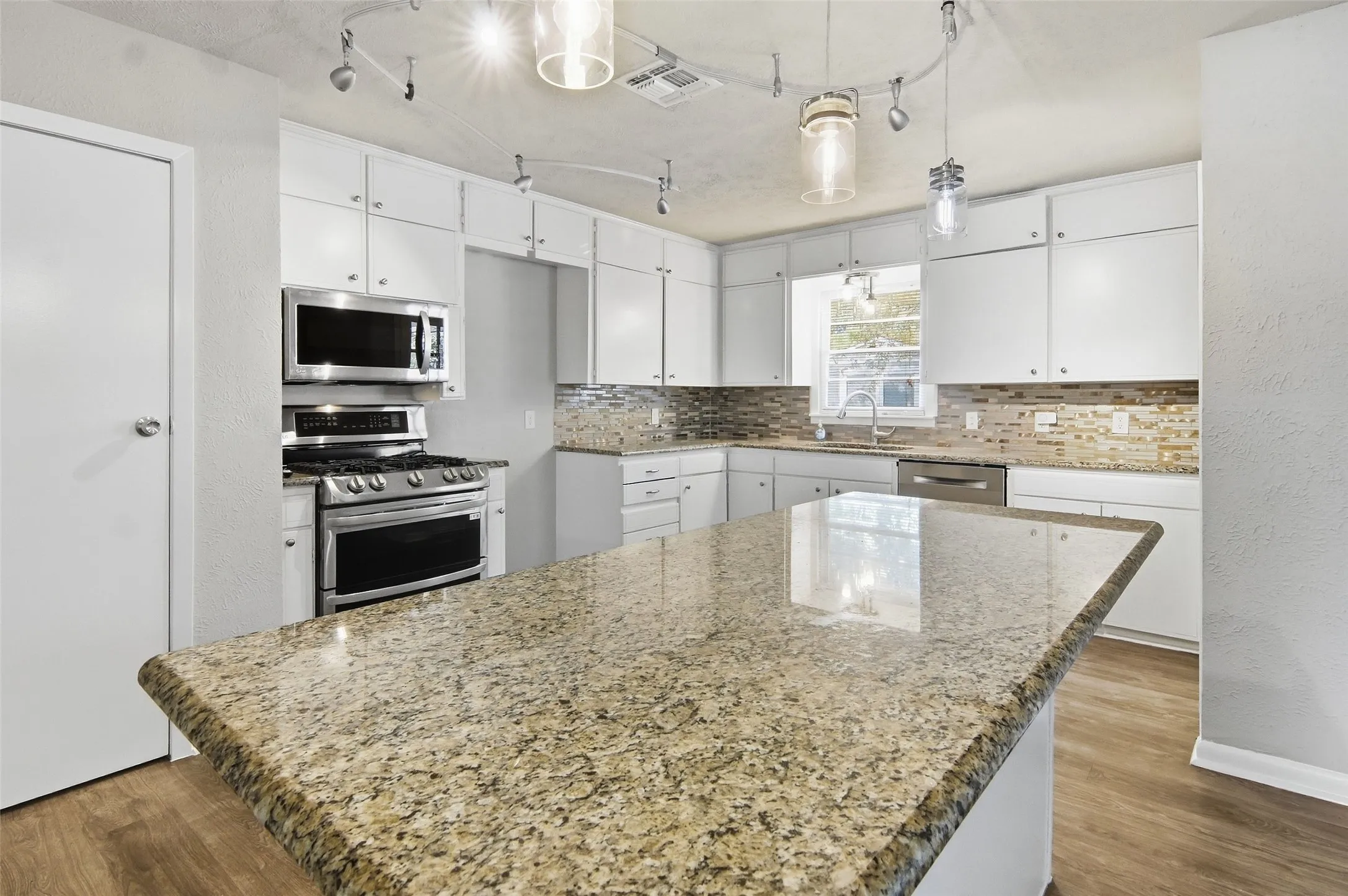 Single Family Residence For Sale in Tarrant County , 1704 Robin Road, Pantego, Texas 76013, 4 Bedroom, 2 Bathroom, 2 Garage spaces, 1,548 Sqft, built in 1959, mls#21383506, Real Estate Agent in Pantego, Homes For Sale in Tarrant county, Homes For Sale in Pantego, Realtor in Pantego Texas, Real Estate Brokerage Independent Realty Texas, Luminita Cordes Realtor