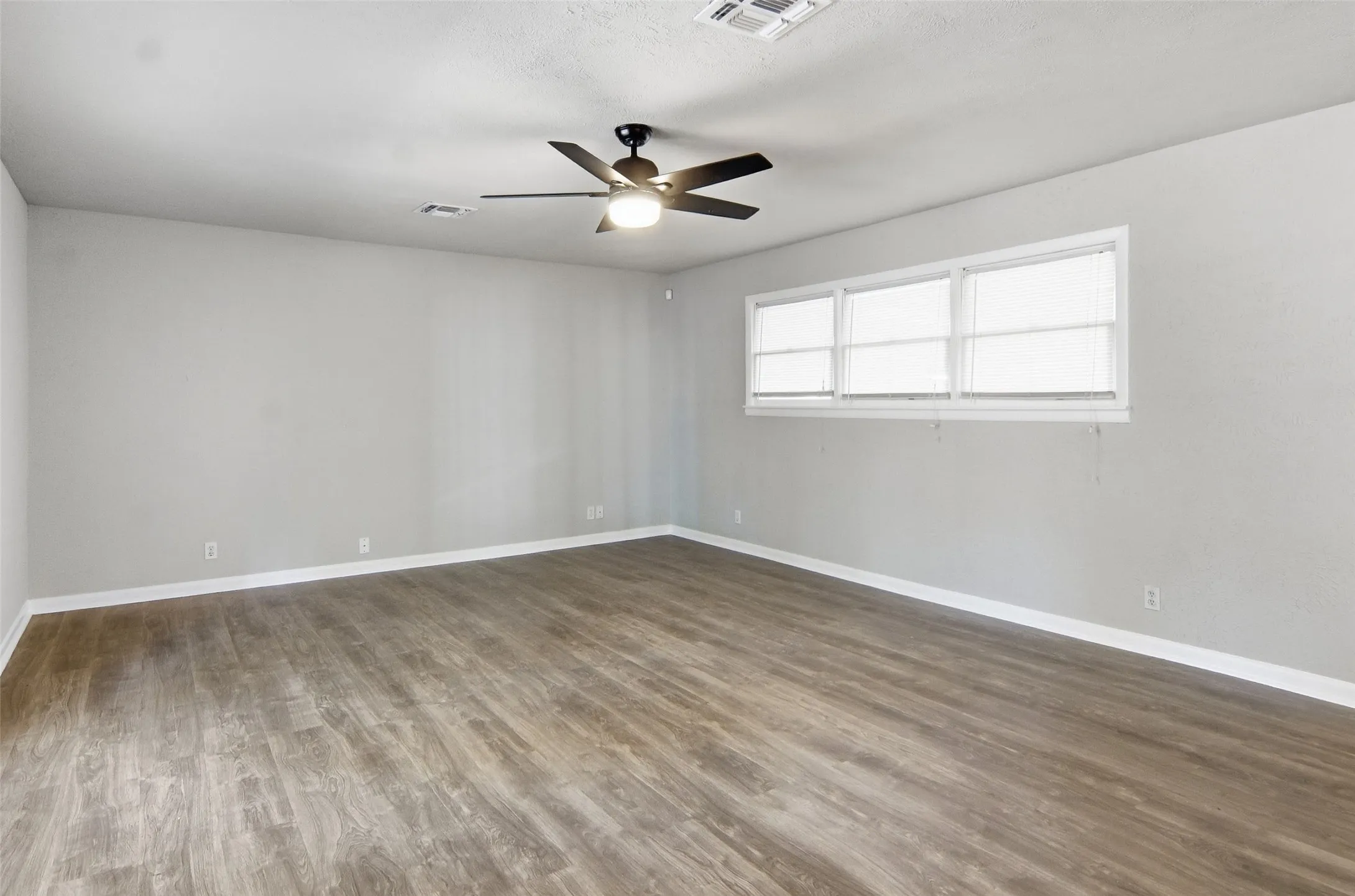 Single Family Residence For Sale in Tarrant County , 1704 Robin Road, Pantego, Texas 76013, 4 Bedroom, 2 Bathroom, 2 Garage spaces, 1,548 Sqft, built in 1959, mls#21383506, Real Estate Agent in Pantego, Homes For Sale in Tarrant county, Homes For Sale in Pantego, Realtor in Pantego Texas, Real Estate Brokerage Independent Realty Texas, Luminita Cordes Realtor
