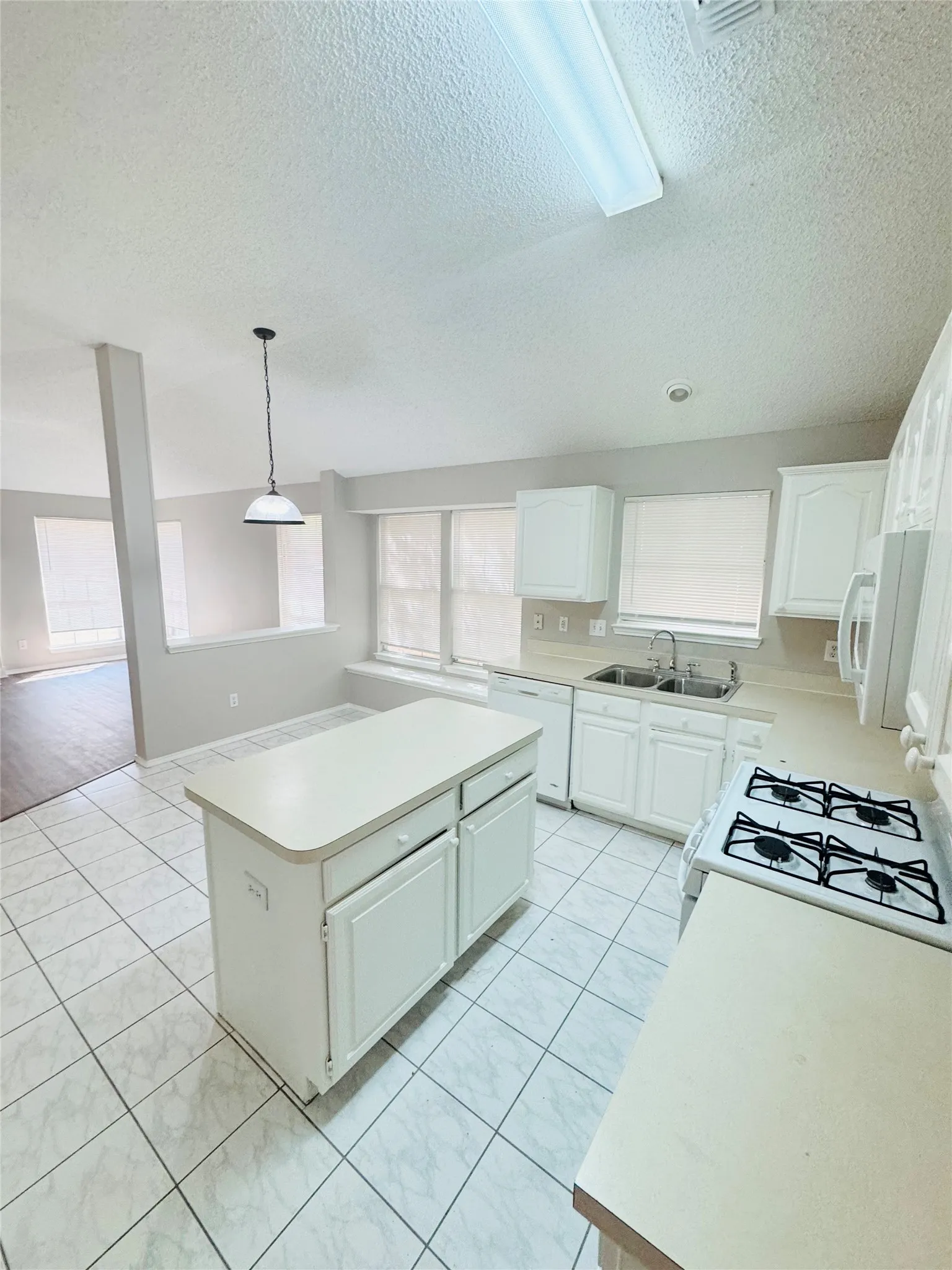 Single Family Residence For Rent in Dallas County , 1314 Mill Crossing, Garland, Texas 75040, 4 Bedroom, 2 Bathroom, 2 Garage spaces, 1,940 Sqft, built in 1996, mls#21383438, Real Estate Agent in Garland, Homes For Rent in Dallas county, Homes For Rent in Garland, Realtor in Garland Texas, Real Estate Brokerage Independent Realty Texas, Luminita Cordes Realtor