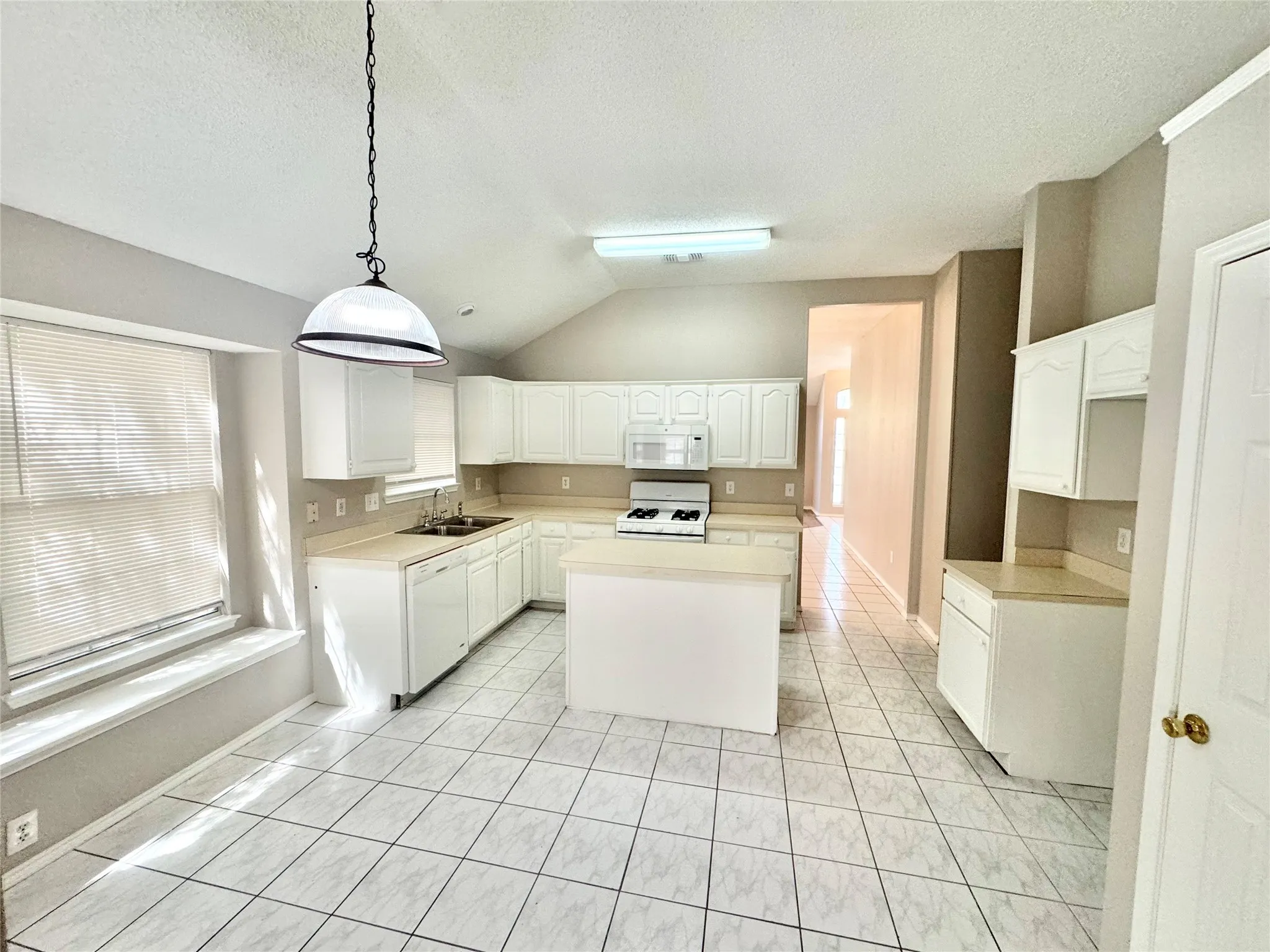 Single Family Residence For Rent in Dallas County , 1314 Mill Crossing, Garland, Texas 75040, 4 Bedroom, 2 Bathroom, 2 Garage spaces, 1,940 Sqft, built in 1996, mls#21383438, Real Estate Agent in Garland, Homes For Rent in Dallas county, Homes For Rent in Garland, Realtor in Garland Texas, Real Estate Brokerage Independent Realty Texas, Luminita Cordes Realtor