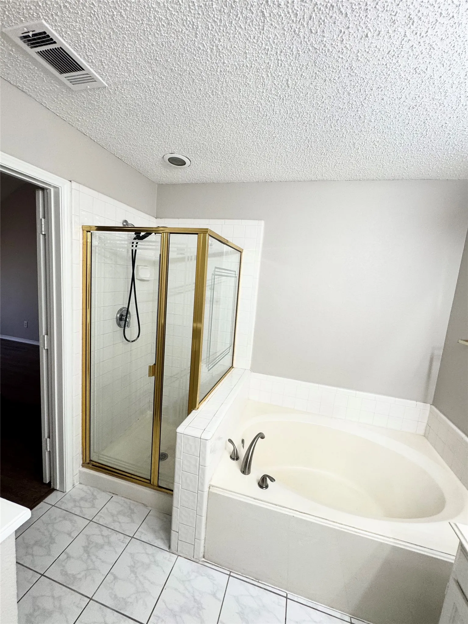 Single Family Residence For Rent in Dallas County , 1314 Mill Crossing, Garland, Texas 75040, 4 Bedroom, 2 Bathroom, 2 Garage spaces, 1,940 Sqft, built in 1996, mls#21383438, Real Estate Agent in Garland, Homes For Rent in Dallas county, Homes For Rent in Garland, Realtor in Garland Texas, Real Estate Brokerage Independent Realty Texas, Luminita Cordes Realtor