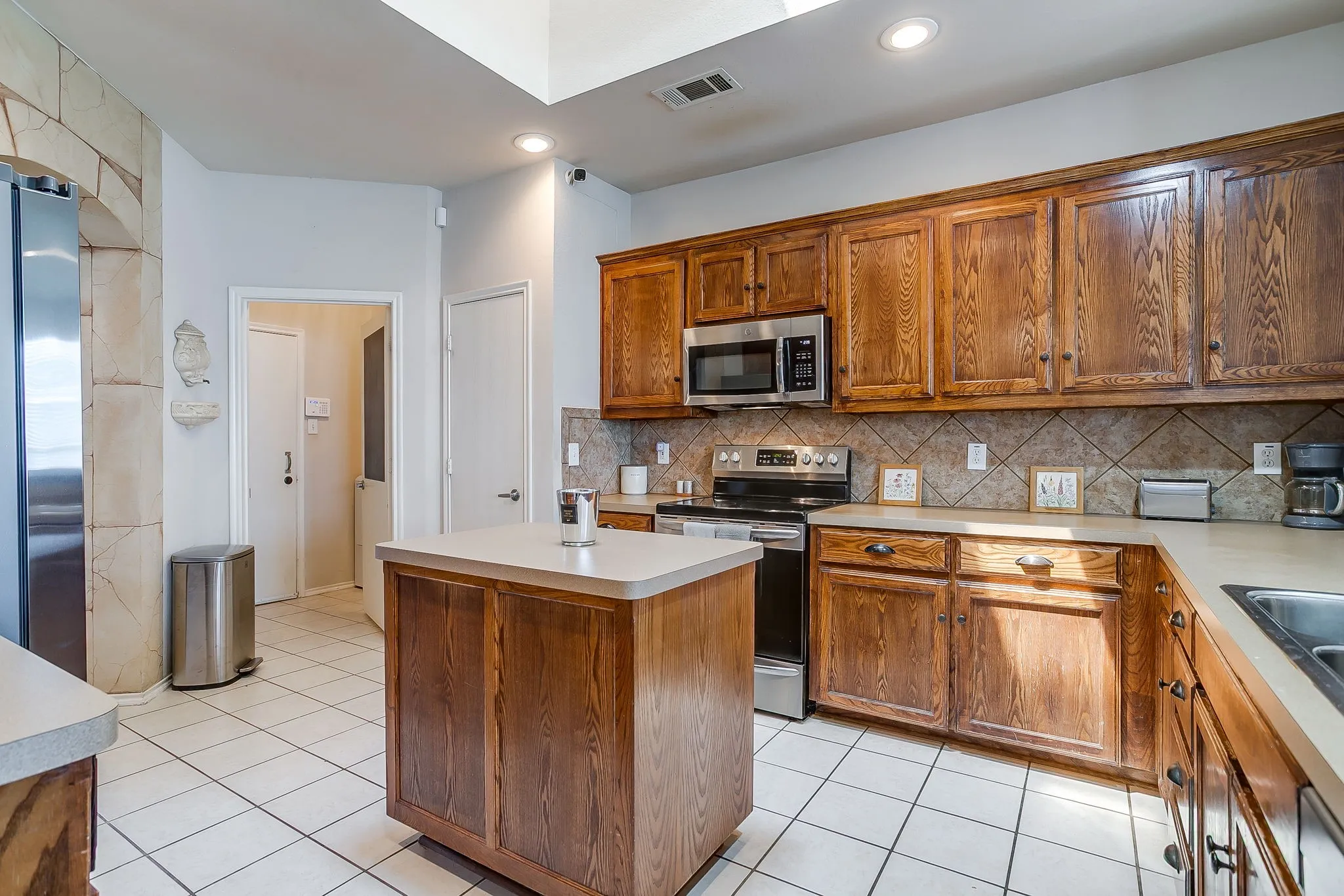 Single Family Residence For Rent in Tarrant County , 9712 Minton Drive, Fort Worth, Texas 76108, 3 Bedroom, 2 Bathroom, 2 Garage spaces, 1,864 Sqft, built in 2005, mls#21383601, Real Estate Agent in Fort Worth, Homes For Rent in Tarrant county, Homes For Rent in Fort Worth, Realtor in Fort Worth Texas, Real Estate Brokerage Independent Realty Texas, Luminita Cordes Realtor