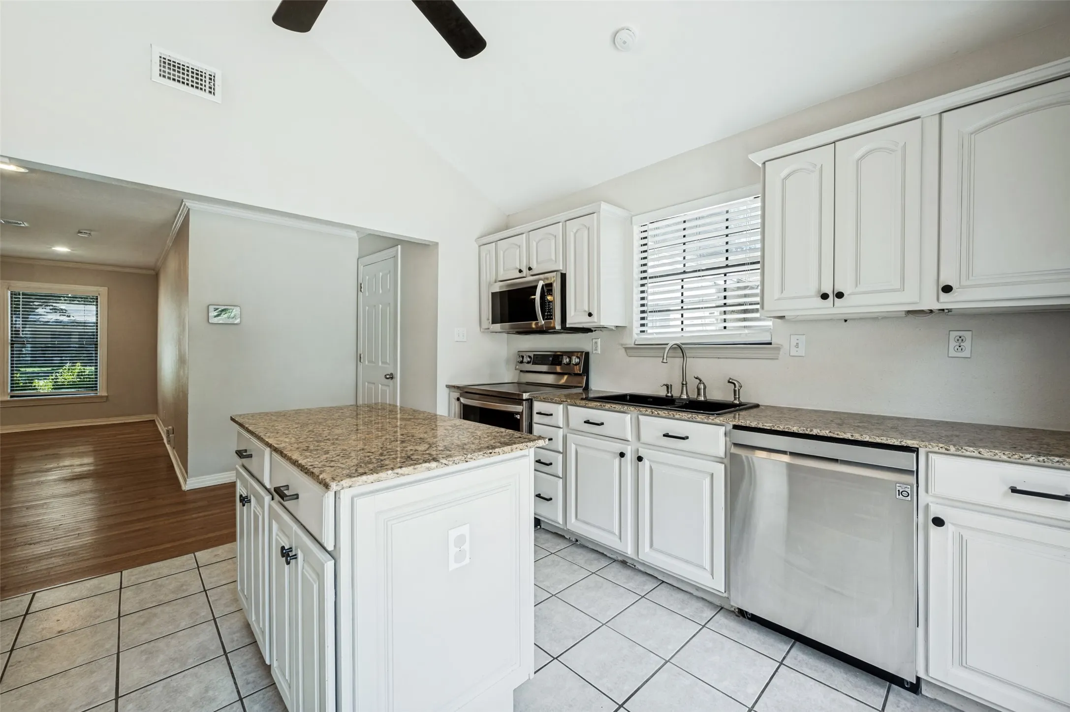 Single Family Residence For Rent in Dallas County , 4328 Delmar Avenue, Dallas, Texas 75206, 3 Bedroom, 2 Bathroom, 1 Garage spaces, 1,379 Sqft, built in 1946, mls#21383569, Real Estate Agent in Dallas, Homes For Rent in Dallas county, Homes For Rent in Dallas, Realtor in Dallas Texas, Real Estate Brokerage Independent Realty Texas, Luminita Cordes Realtor