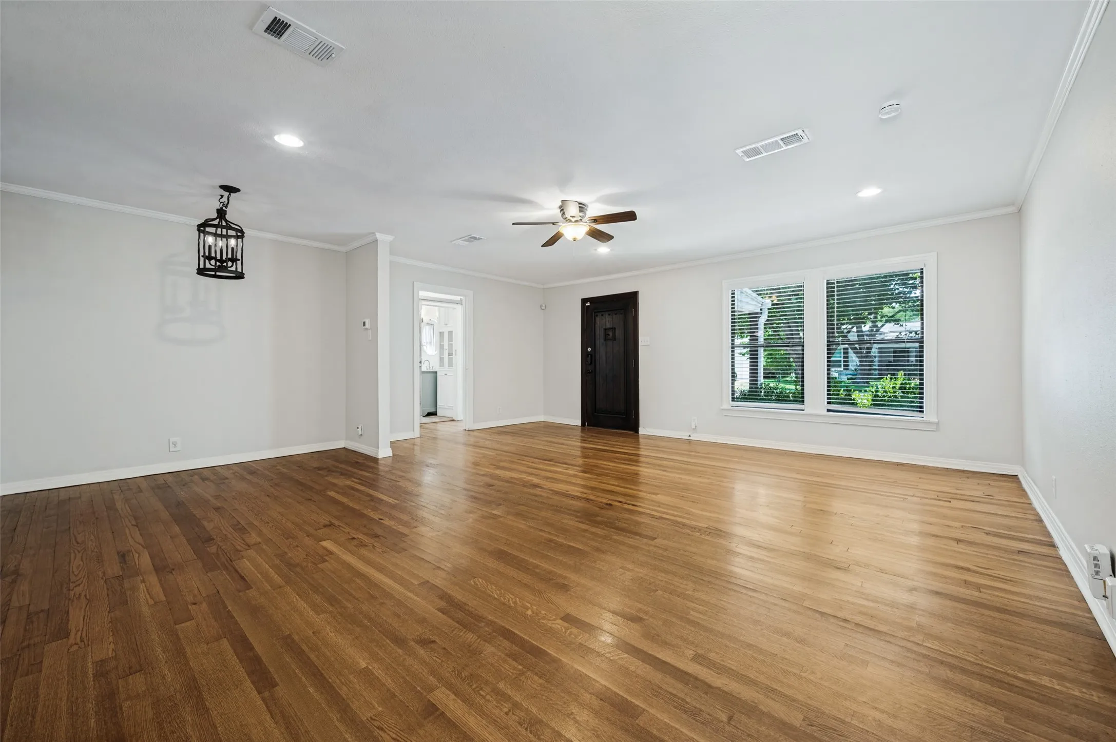 Single Family Residence For Rent in Dallas County , 4328 Delmar Avenue, Dallas, Texas 75206, 3 Bedroom, 2 Bathroom, 1 Garage spaces, 1,379 Sqft, built in 1946, mls#21383569, Real Estate Agent in Dallas, Homes For Rent in Dallas county, Homes For Rent in Dallas, Realtor in Dallas Texas, Real Estate Brokerage Independent Realty Texas, Luminita Cordes Realtor