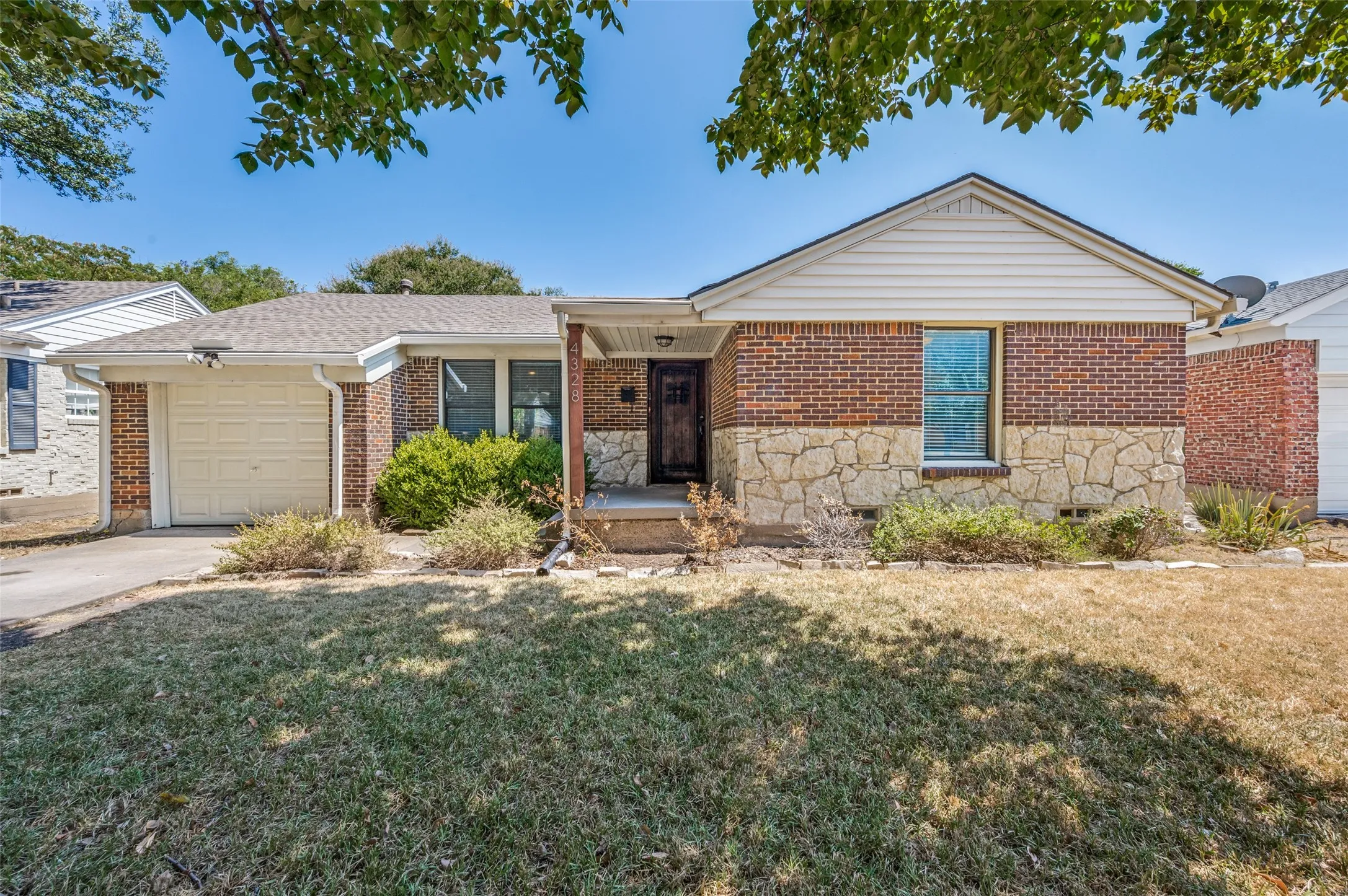 Single Family Residence For Rent in Dallas County , 4328 Delmar Avenue, Dallas, Texas 75206, 3 Bedroom, 2 Bathroom, 1 Garage spaces, 1,379 Sqft, built in 1946, mls#21383569, Real Estate Agent in Dallas, Homes For Rent in Dallas county, Homes For Rent in Dallas, Realtor in Dallas Texas, Real Estate Brokerage Independent Realty Texas, Luminita Cordes Realtor