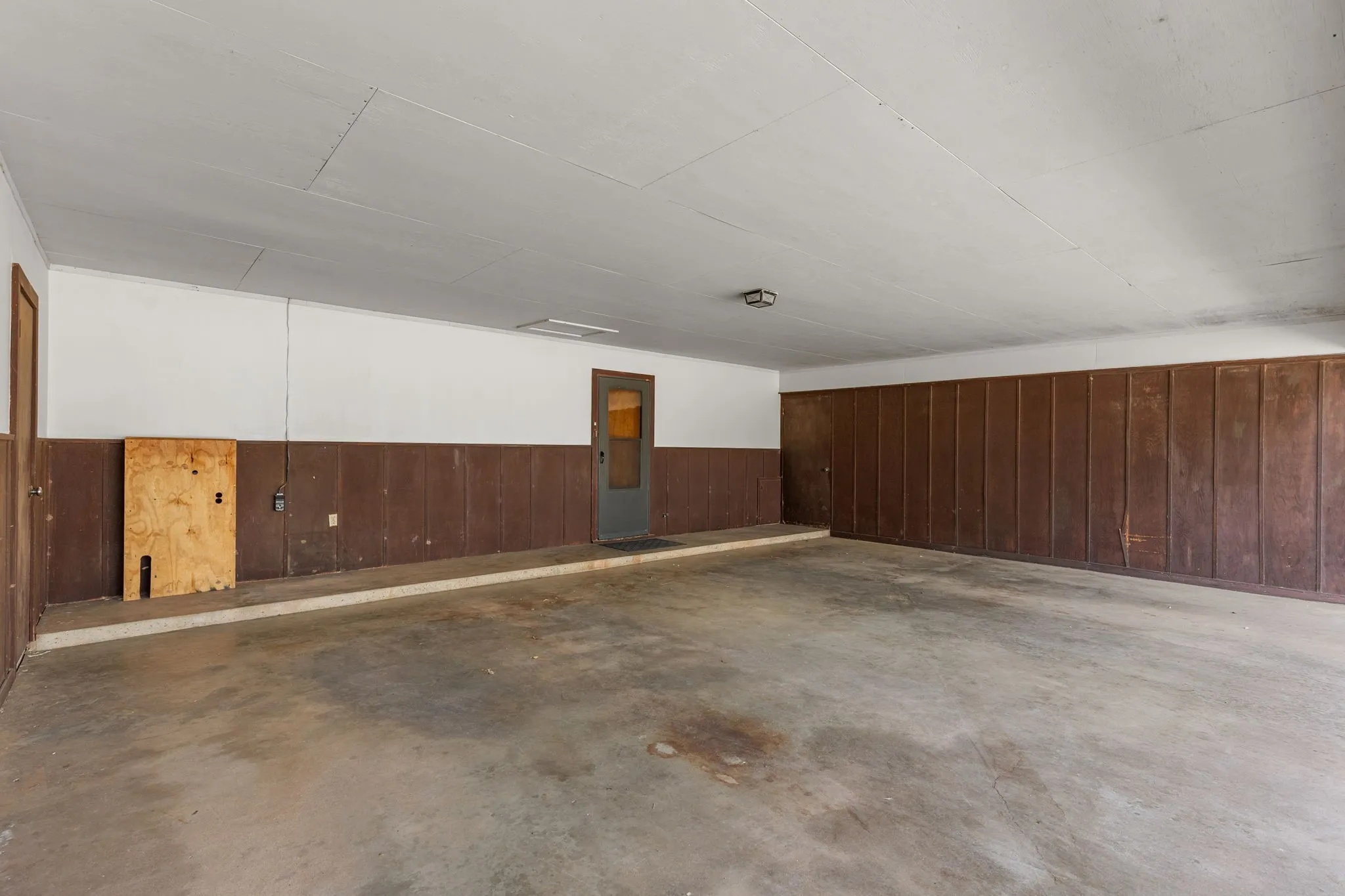 Single Family Residence For Sale in Baylor County , 1152 W California Street, Seymour, Texas 76380, 3 Bedroom, 2 Bathroom, 3 Garage spaces, 1,688 Sqft, built in 1959, mls#21381737, Real Estate Agent in Seymour, Homes For Sale in Baylor county, Homes For Sale in Seymour, Realtor in Seymour Texas, Real Estate Brokerage Independent Realty Texas, Luminita Cordes Realtor