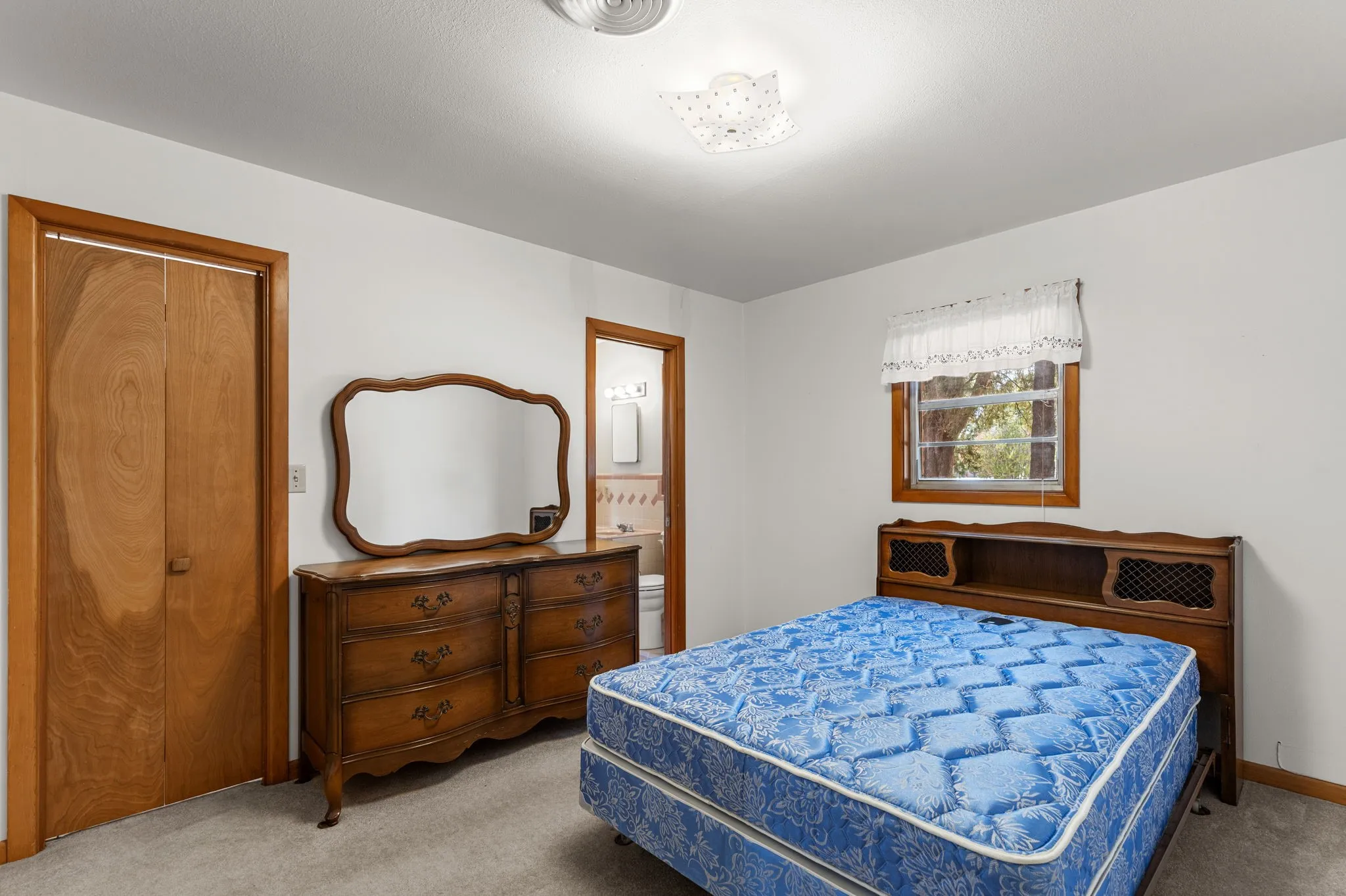 Light-toned wall paint with carpeted flooring
