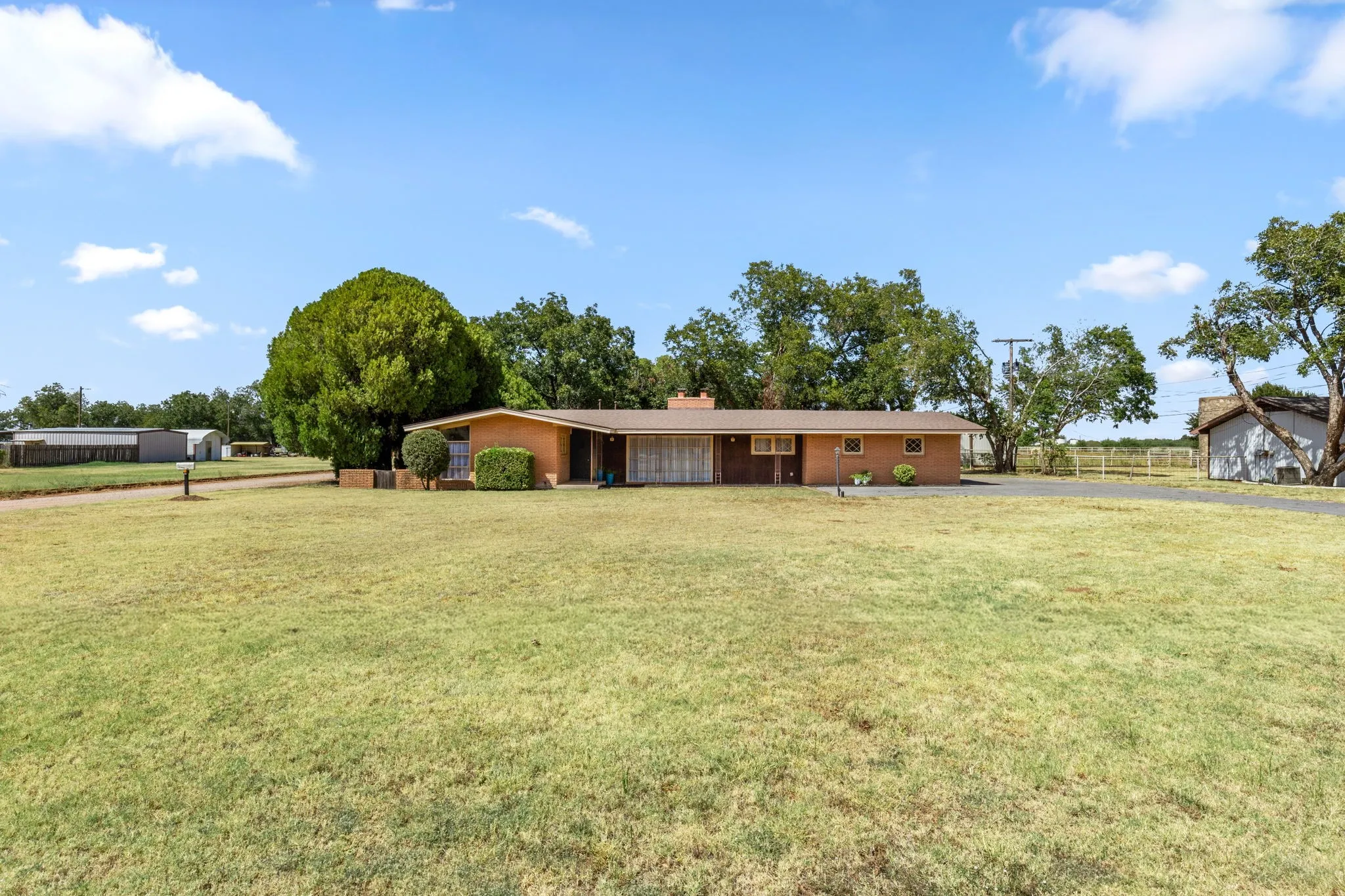 Single Family Residence For Sale in Baylor County , 1152 W California Street, Seymour, Texas 76380, 3 Bedroom, 2 Bathroom, 3 Garage spaces, 1,688 Sqft, built in 1959, mls#21381737, Real Estate Agent in Seymour, Homes For Sale in Baylor county, Homes For Sale in Seymour, Realtor in Seymour Texas, Real Estate Brokerage Independent Realty Texas, Luminita Cordes Realtor