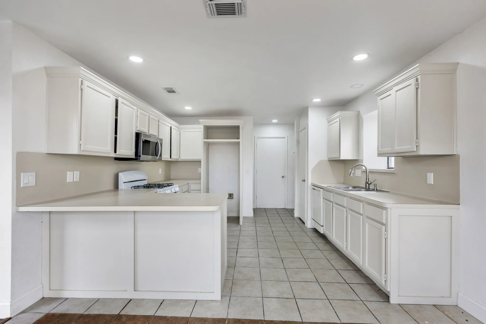 Single Family Residence For Sale in Dallas County , 8309 Liberty Lane, Rowlett, Texas 75089, 3 Bedroom, 2 Bathroom, 2 Garage spaces, 1,424 Sqft, built in 1986, mls#21383623, Real Estate Agent in Rowlett, Homes For Sale in Dallas county, Homes For Sale in Rowlett, Realtor in Rowlett Texas, Real Estate Brokerage Independent Realty Texas, Luminita Cordes Realtor