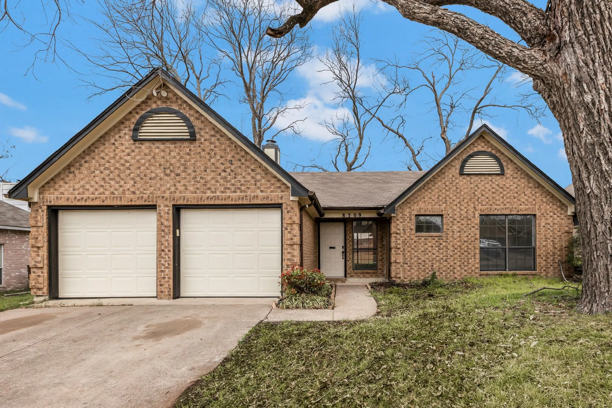 Single Family Residence For Sale in Dallas County , 8309 Liberty Lane, Rowlett, Texas 75089, 3 Bedroom, 2 Bathroom, 2 Garage spaces, 1,424 Sqft, built in 1986, mls#21383623, Real Estate Agent in Rowlett, Homes For Sale in Dallas county, Homes For Sale in Rowlett, Realtor in Rowlett Texas, Real Estate Brokerage Independent Realty Texas, Luminita Cordes Realtor