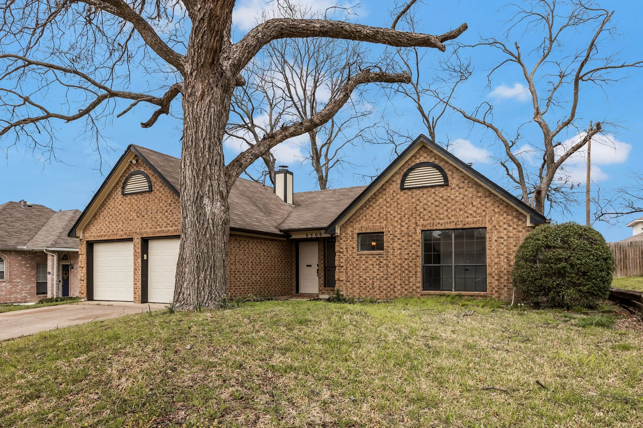 Single Family Residence For Sale in Dallas County , 8309 Liberty Lane, Rowlett, Texas 75089, 3 Bedroom, 2 Bathroom, 2 Garage spaces, 1,424 Sqft, built in 1986, mls#21383623, Real Estate Agent in Rowlett, Homes For Sale in Dallas county, Homes For Sale in Rowlett, Realtor in Rowlett Texas, Real Estate Brokerage Independent Realty Texas, Luminita Cordes Realtor