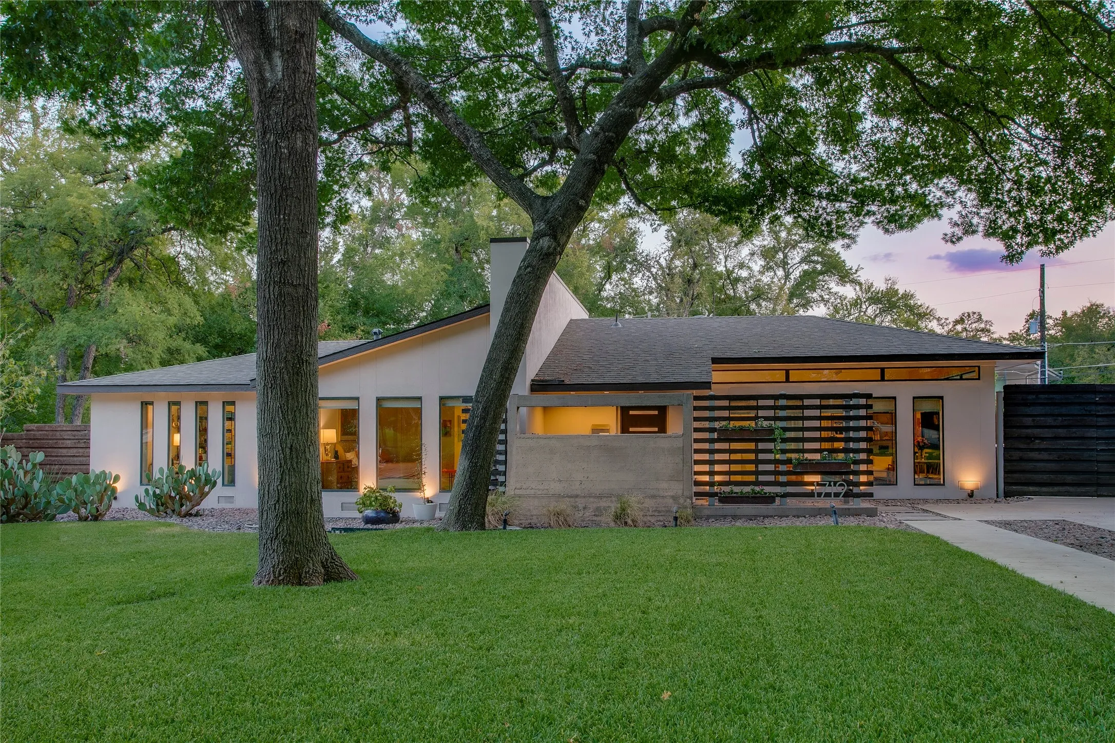 Single Family Residence For Sale in Dallas County , 1719 Corday Street, Dallas, Texas 75218, 2 Bedroom, 2 Bathroom, Garage spaces, 1,560 Sqft, built in 1951, mls#21382879, Real Estate Agent in Dallas, Homes For Sale in Dallas county, Homes For Sale in Dallas, Realtor in Dallas Texas, Real Estate Brokerage Independent Realty Texas, Luminita Cordes Realtor