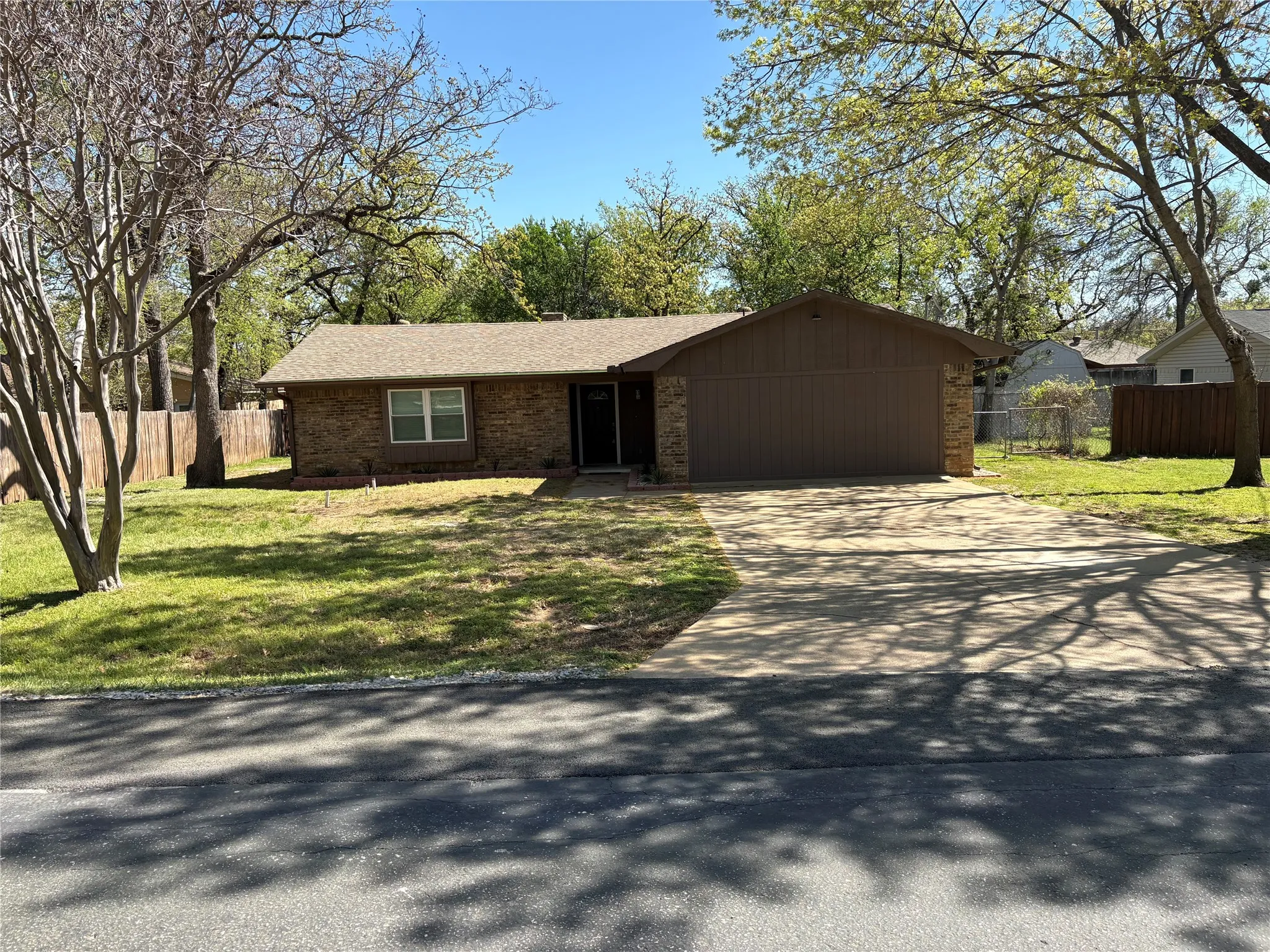 Single Family Residence For Sale in Denton County , 206 Hickory Lane, Hickory Creek, Texas 75065, 3 Bedroom, 2 Bathroom, Garage spaces, 1,794 Sqft, built in 1980, mls#21383621, Real Estate Agent in Hickory Creek, Homes For Sale in Denton county, Homes For Sale in Hickory Creek, Realtor in Hickory Creek Texas, Real Estate Brokerage Independent Realty Texas, Luminita Cordes Realtor