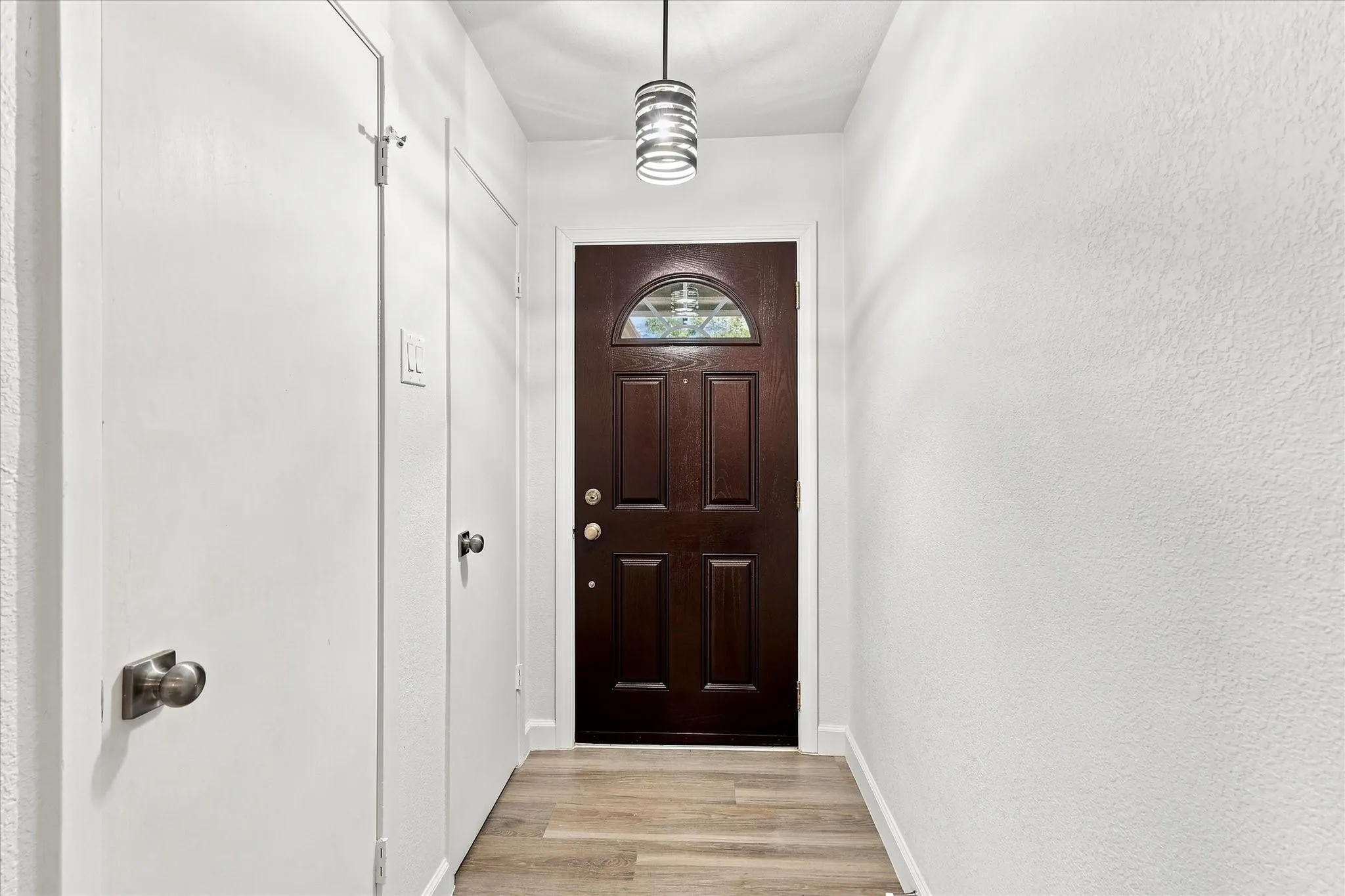 Single Family Residence For Sale in Denton County , 206 Hickory Lane, Hickory Creek, Texas 75065, 3 Bedroom, 2 Bathroom, Garage spaces, 1,794 Sqft, built in 1980, mls#21383621, Real Estate Agent in Hickory Creek, Homes For Sale in Denton county, Homes For Sale in Hickory Creek, Realtor in Hickory Creek Texas, Real Estate Brokerage Independent Realty Texas, Luminita Cordes Realtor