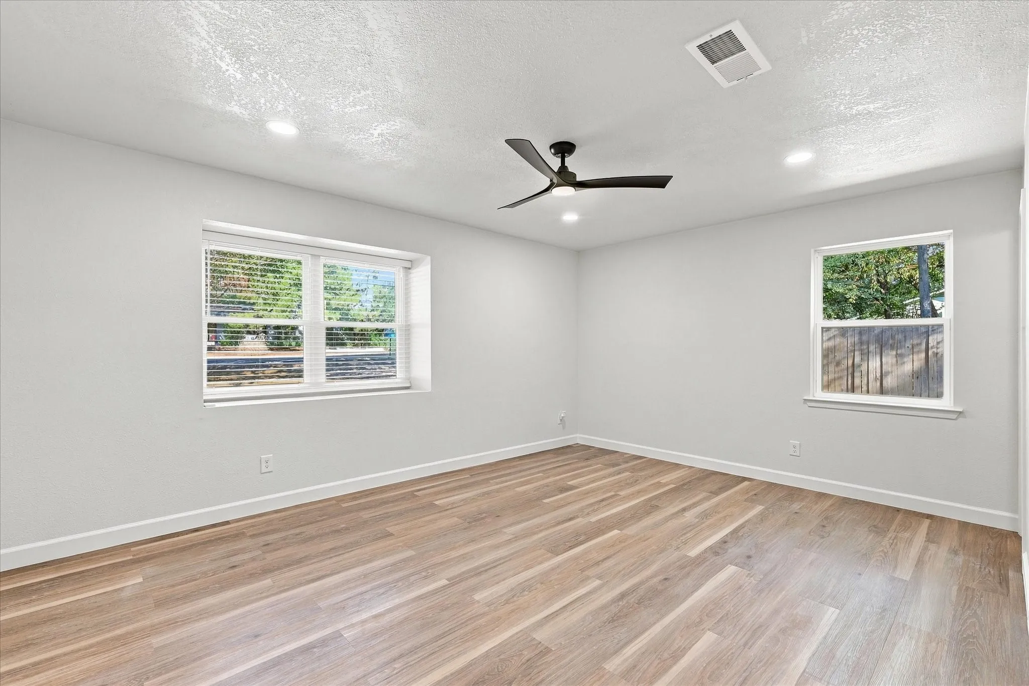 Single Family Residence For Sale in Denton County , 206 Hickory Lane, Hickory Creek, Texas 75065, 3 Bedroom, 2 Bathroom, Garage spaces, 1,794 Sqft, built in 1980, mls#21383621, Real Estate Agent in Hickory Creek, Homes For Sale in Denton county, Homes For Sale in Hickory Creek, Realtor in Hickory Creek Texas, Real Estate Brokerage Independent Realty Texas, Luminita Cordes Realtor